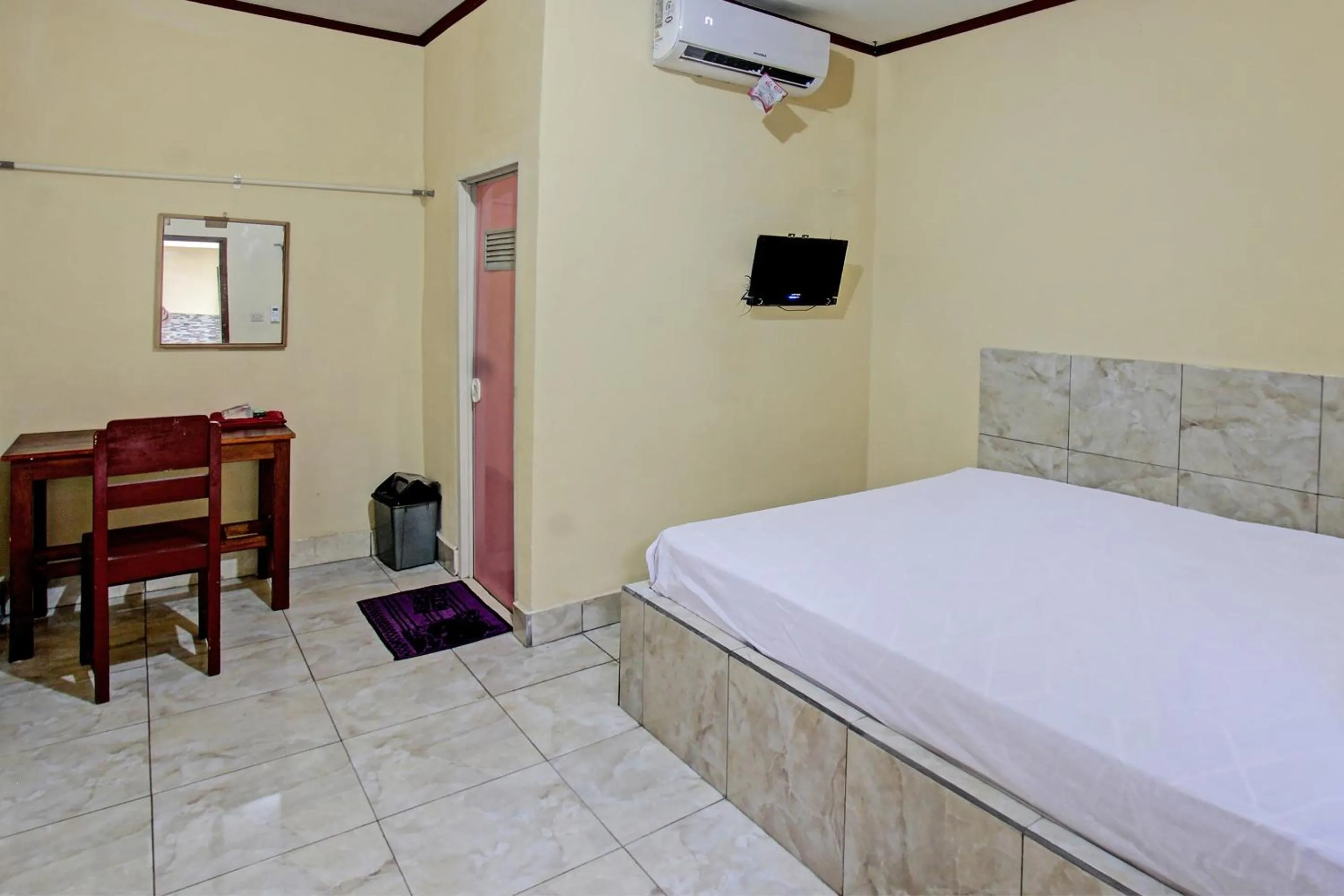 Bedroom, Bed in Hotel O Inn Homestay