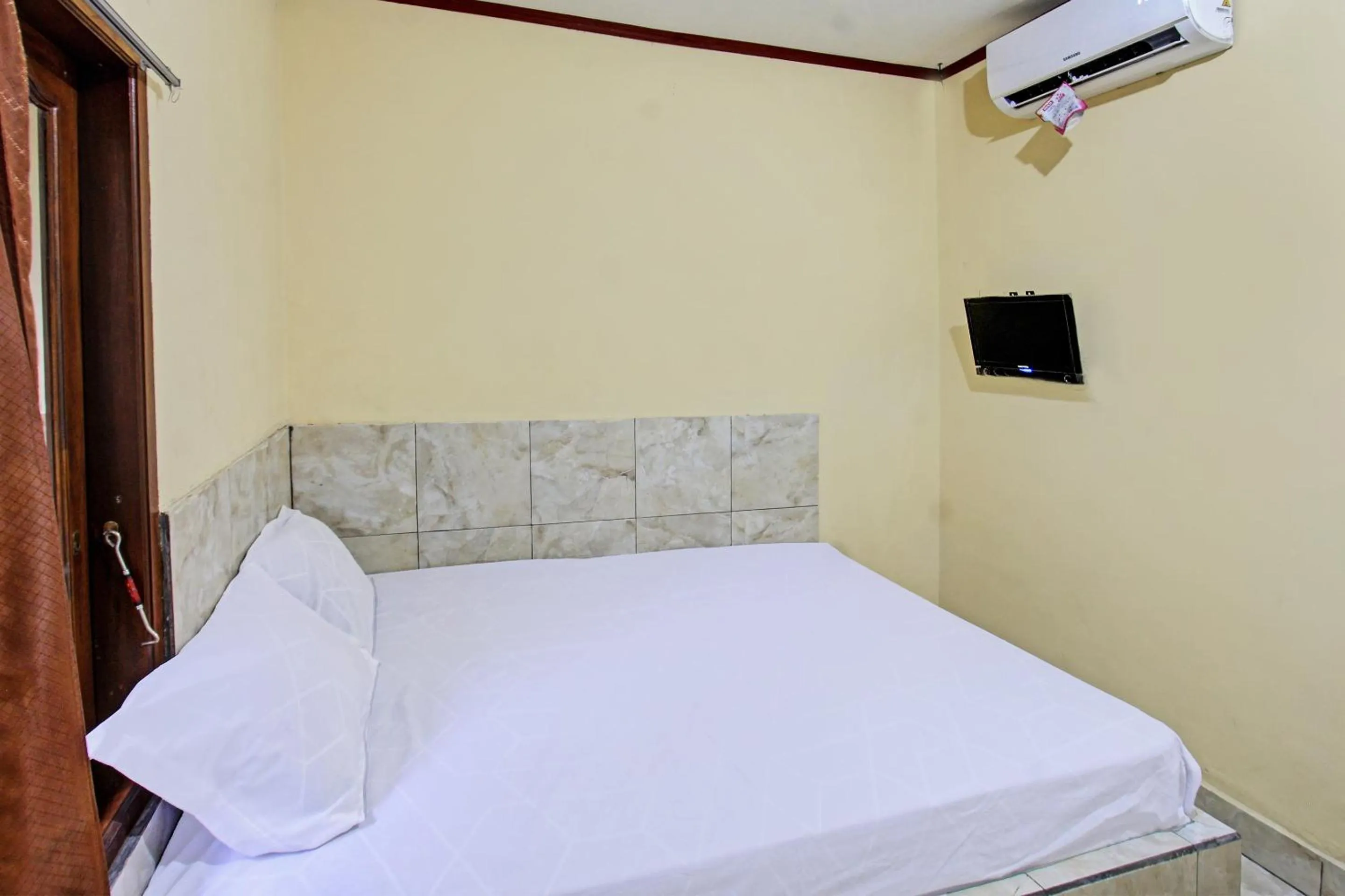 Bedroom, Bed in Hotel O Inn Homestay