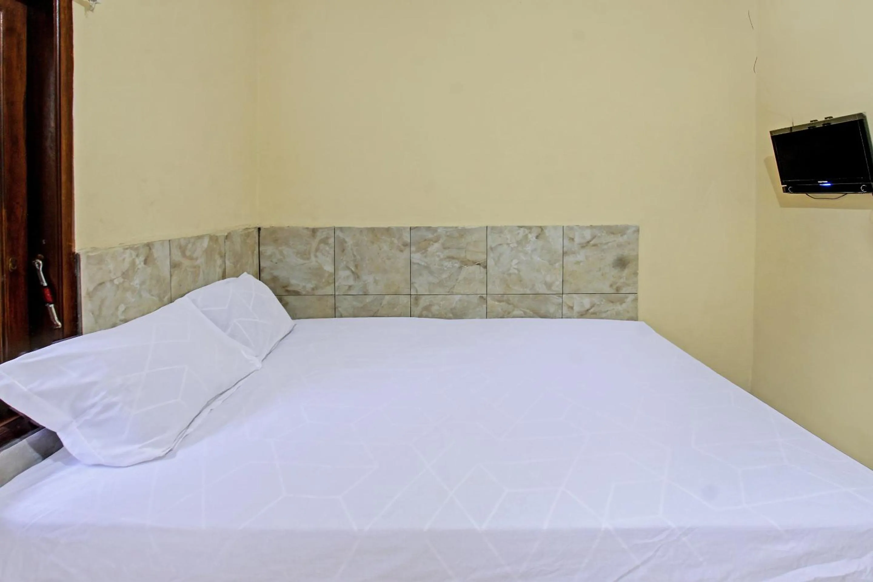 Bedroom, Bed in Hotel O Inn Homestay