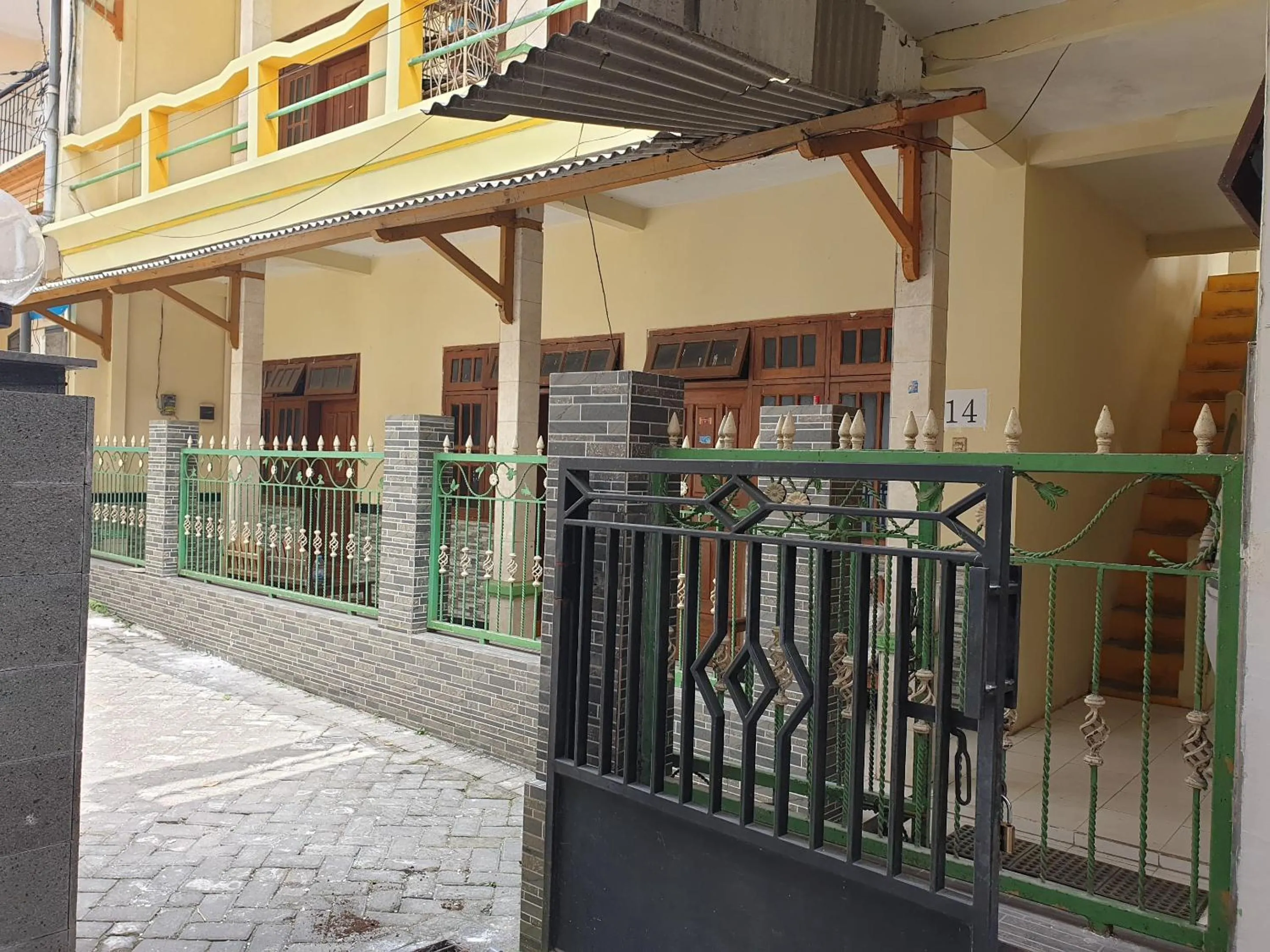 Facade/entrance in OYO Life 92620 Syfa Kost