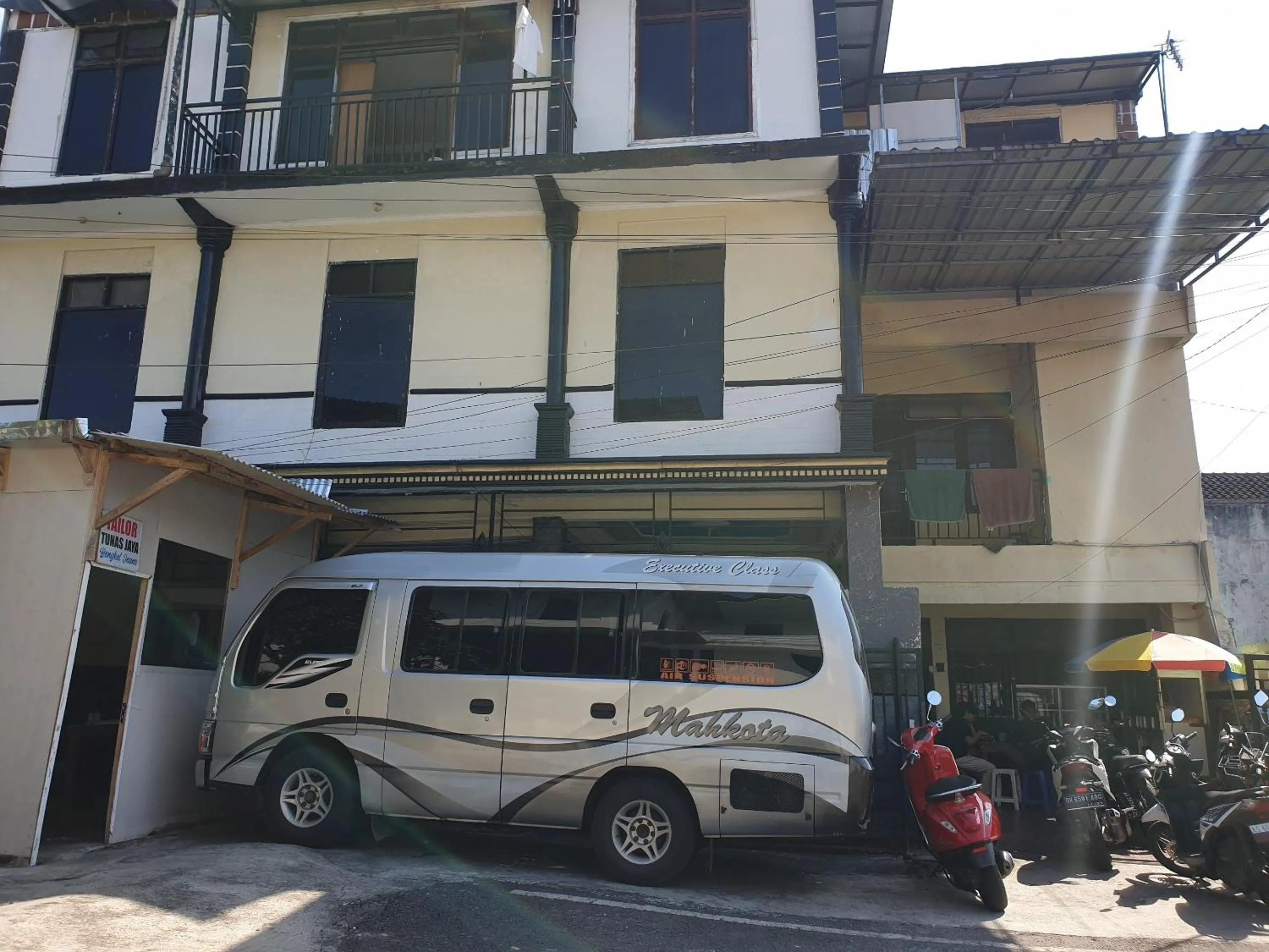 Facade/entrance in OYO Life 92622 Jatiluhur Kost Syariah