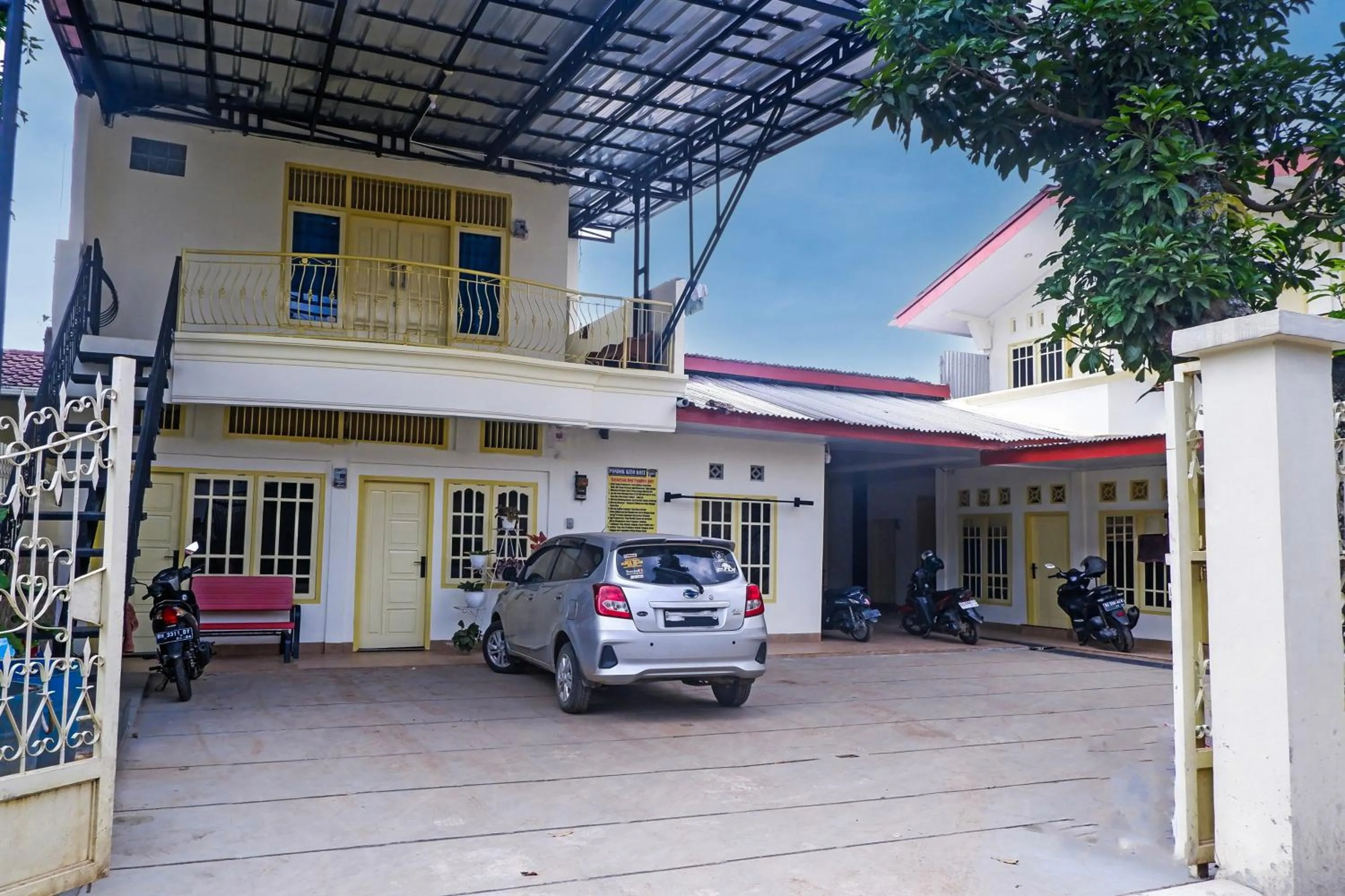 Facade/entrance in OYO Life 92632 Kost Pondok Kito