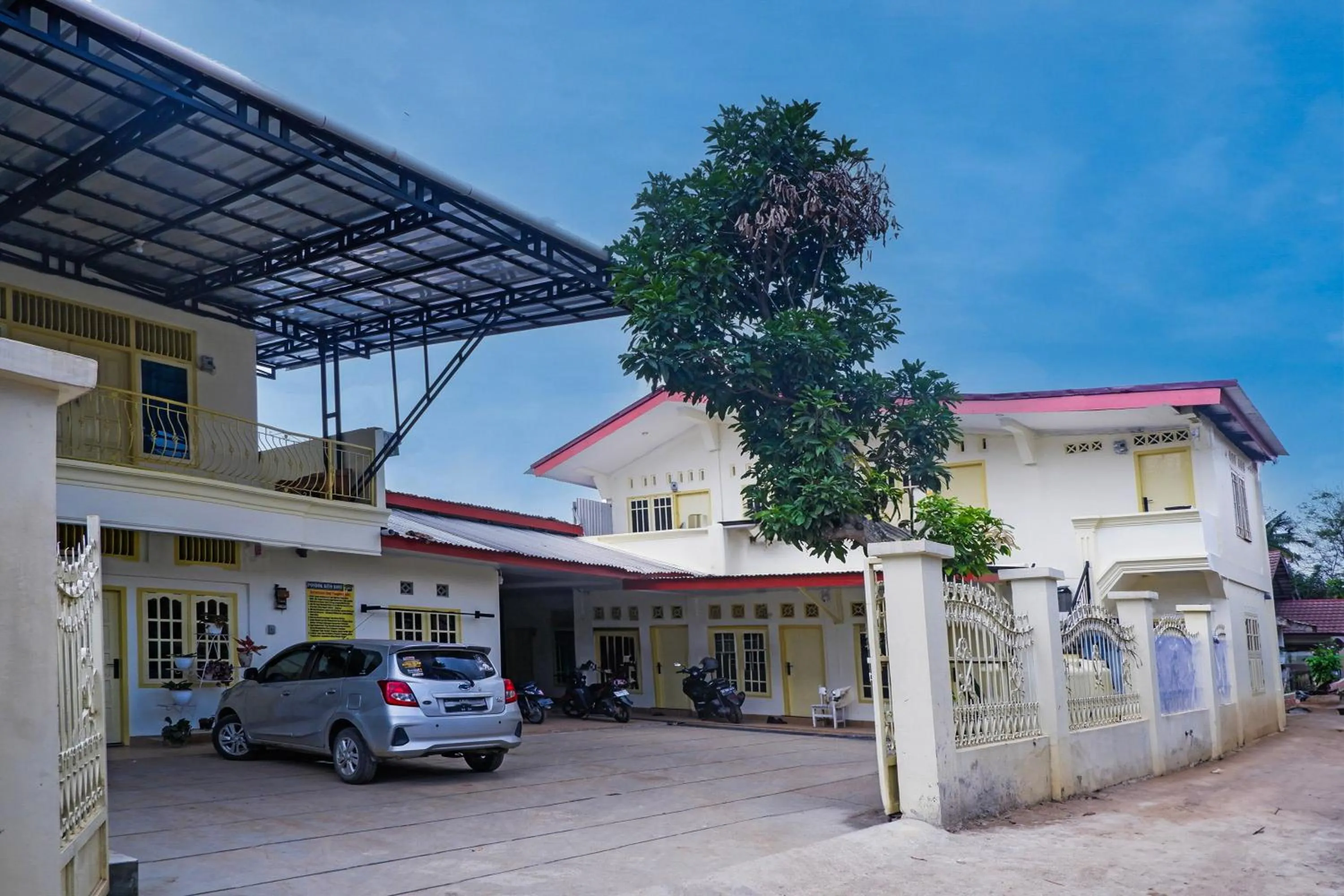 Facade/entrance in OYO Life 92632 Kost Pondok Kito