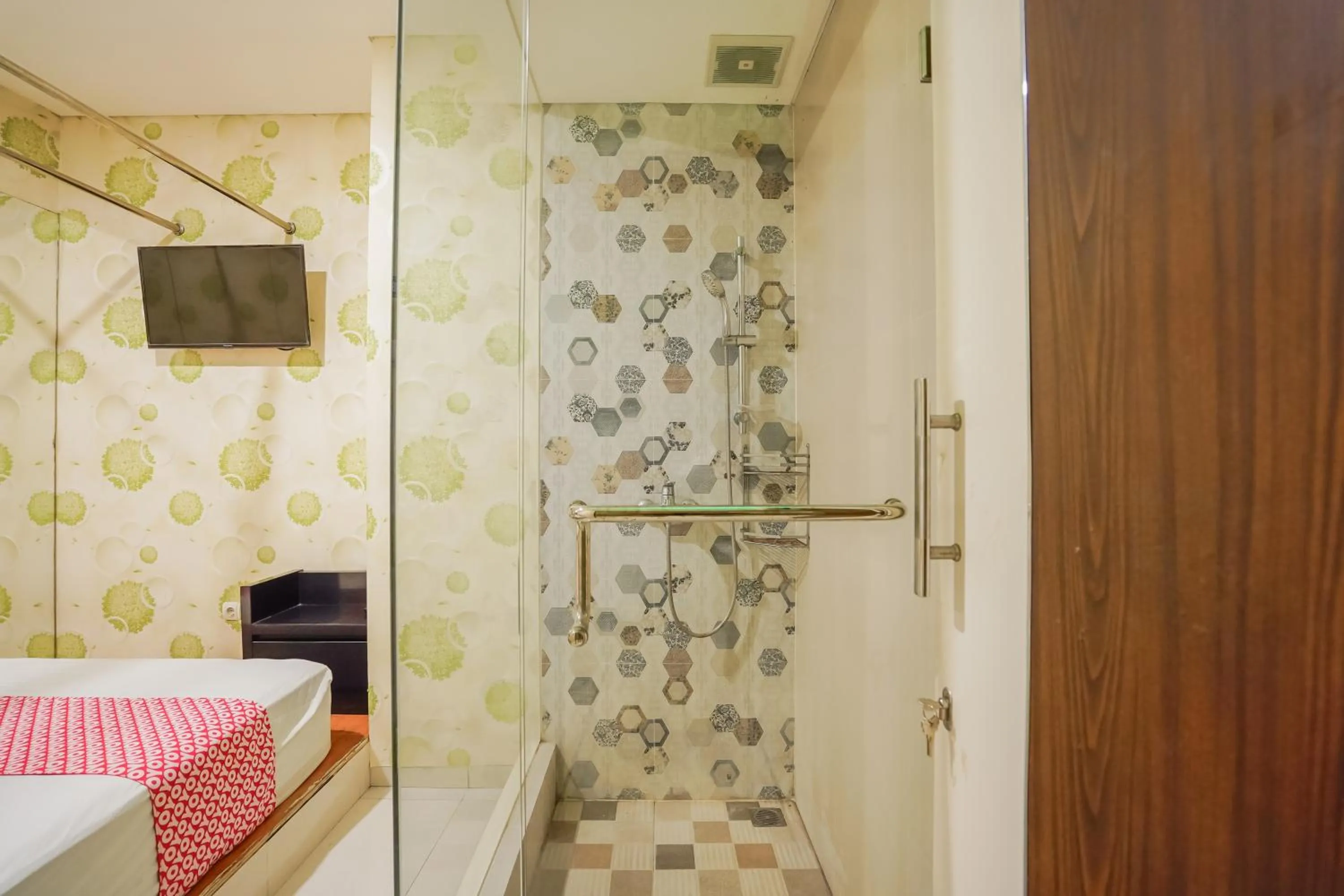 Bedroom, Bed in Super OYO Capital O 92633 Spring Hotel Gubeng