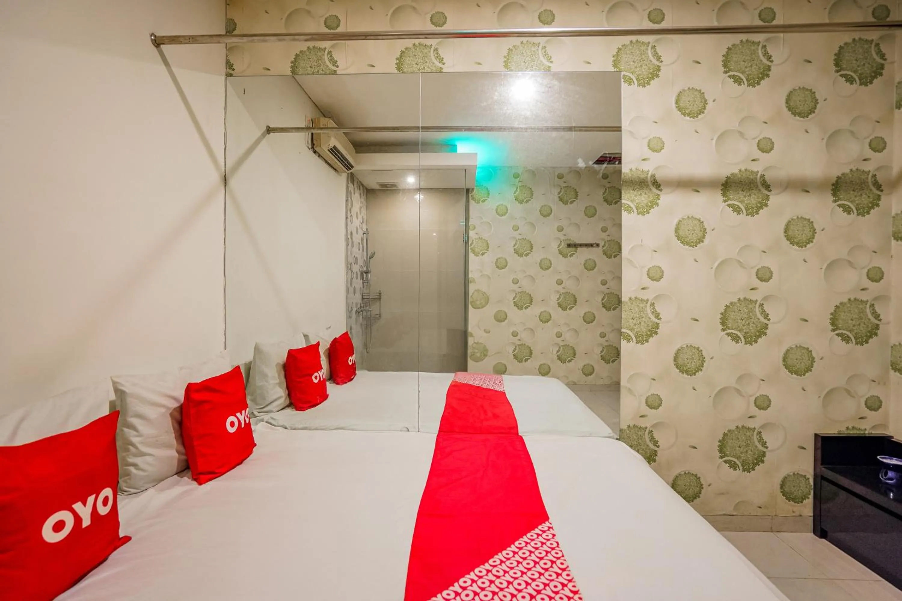 Bedroom, Bed in Super OYO Capital O 92633 Spring Hotel Gubeng