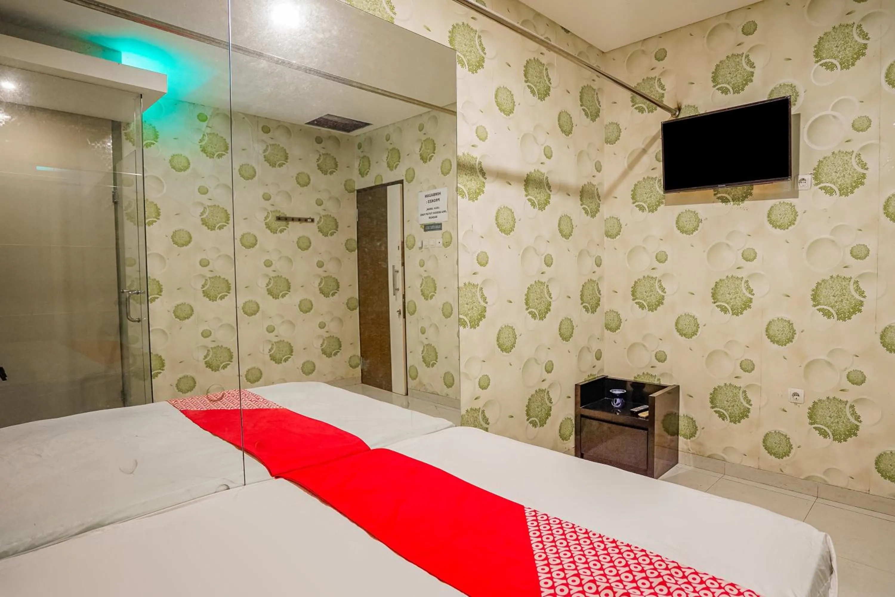 Bedroom, Bed in Super OYO Capital O 92633 Spring Hotel Gubeng