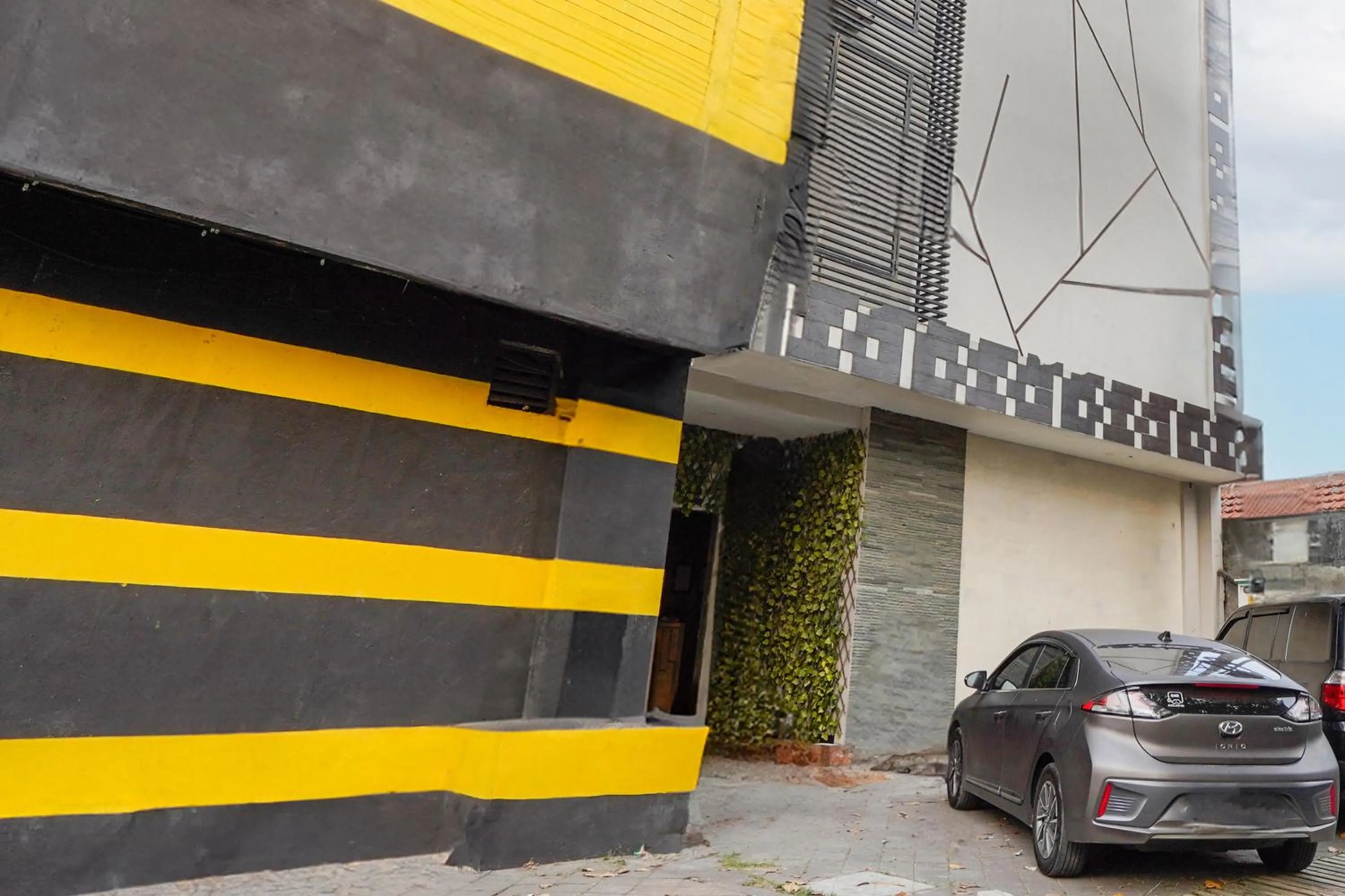 Facade/entrance in Super OYO Capital O 92633 Spring Hotel Gubeng