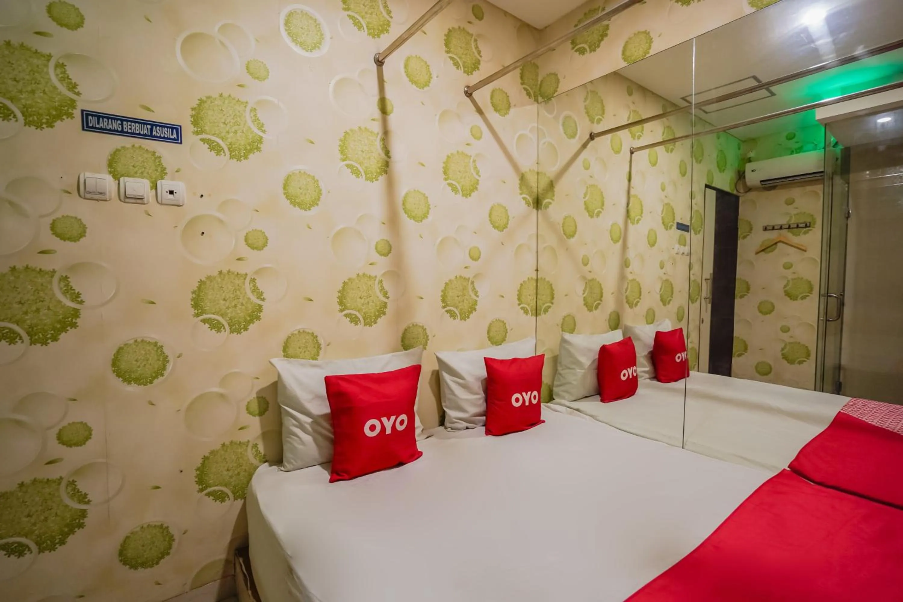 Bedroom, Bed in Super OYO Capital O 92633 Spring Hotel Gubeng