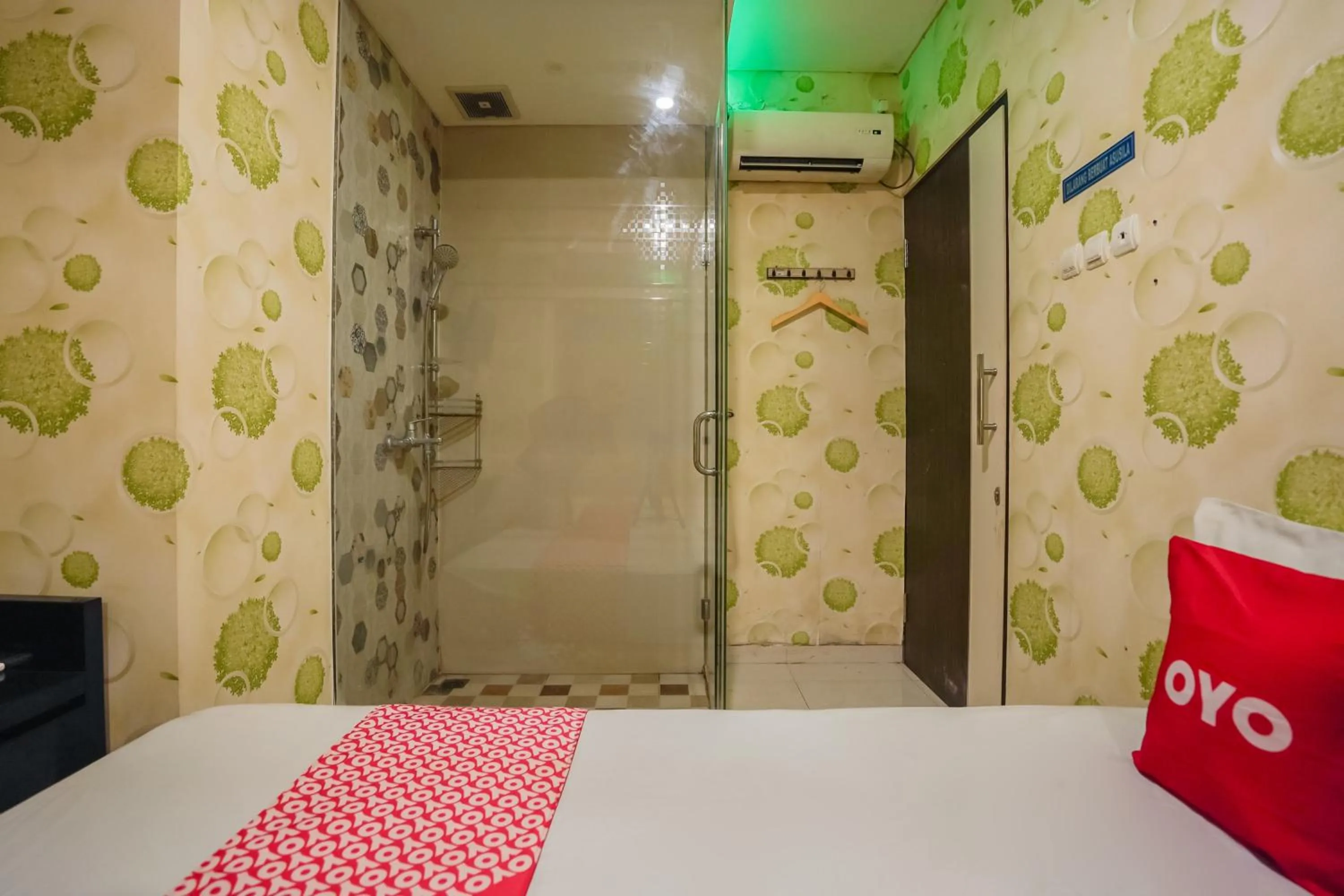 Bedroom, Bed in Super OYO Capital O 92633 Spring Hotel Gubeng