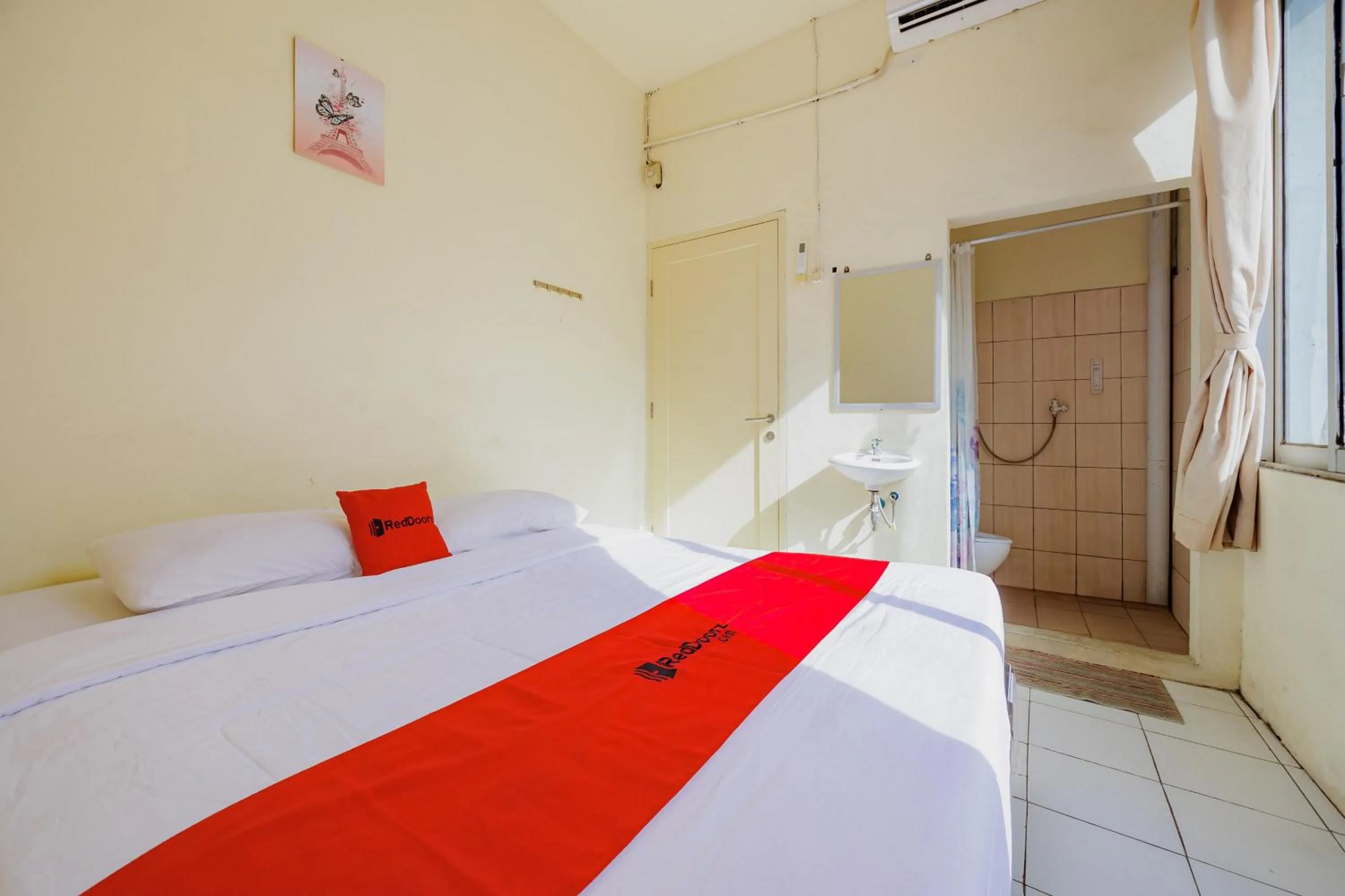 RedDoorz near Soekarno Hatta Airport 3