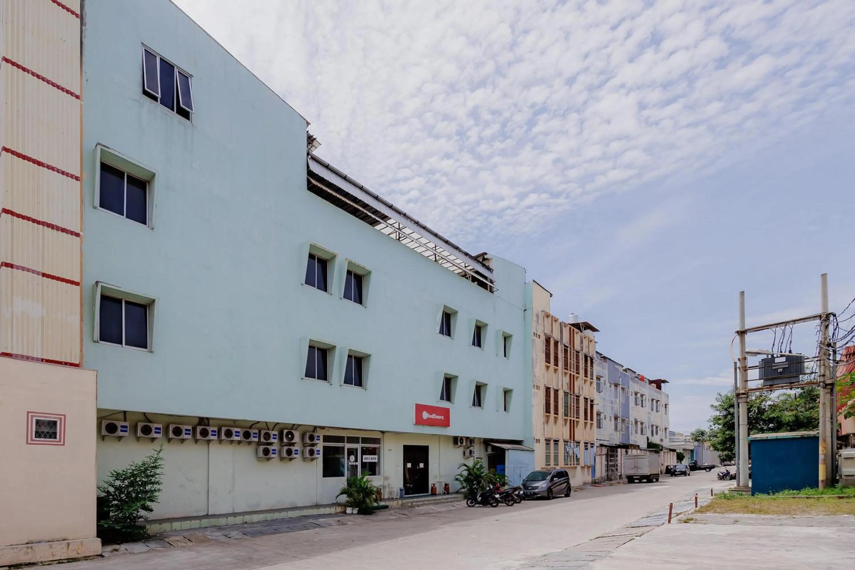 RedDoorz near Soekarno Hatta Airport 3