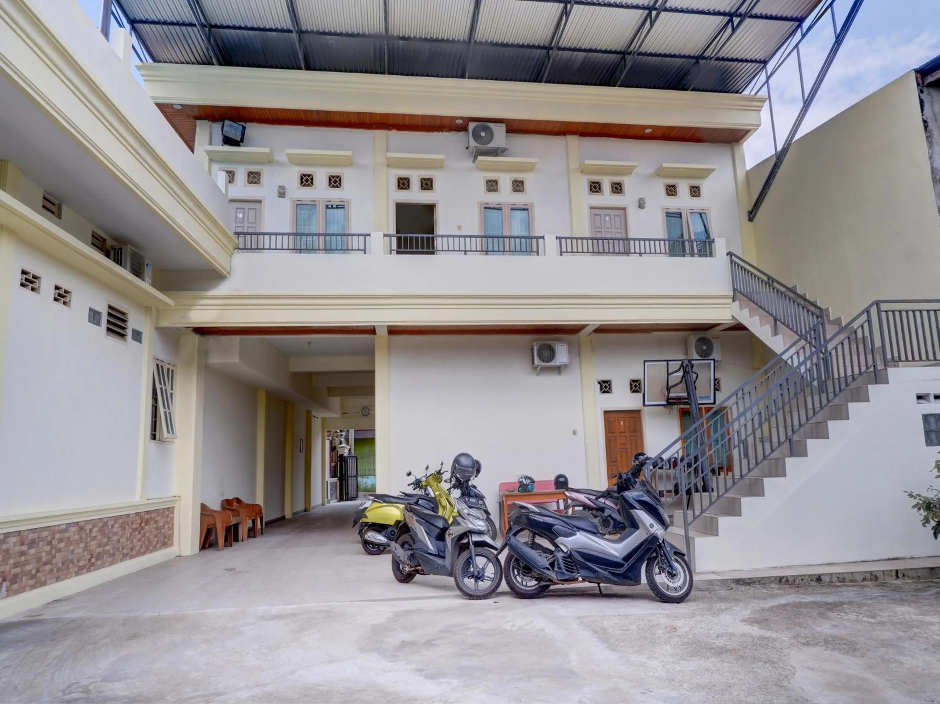 Facade/entrance in OYO Life 92637 Kost Arya Exclusive