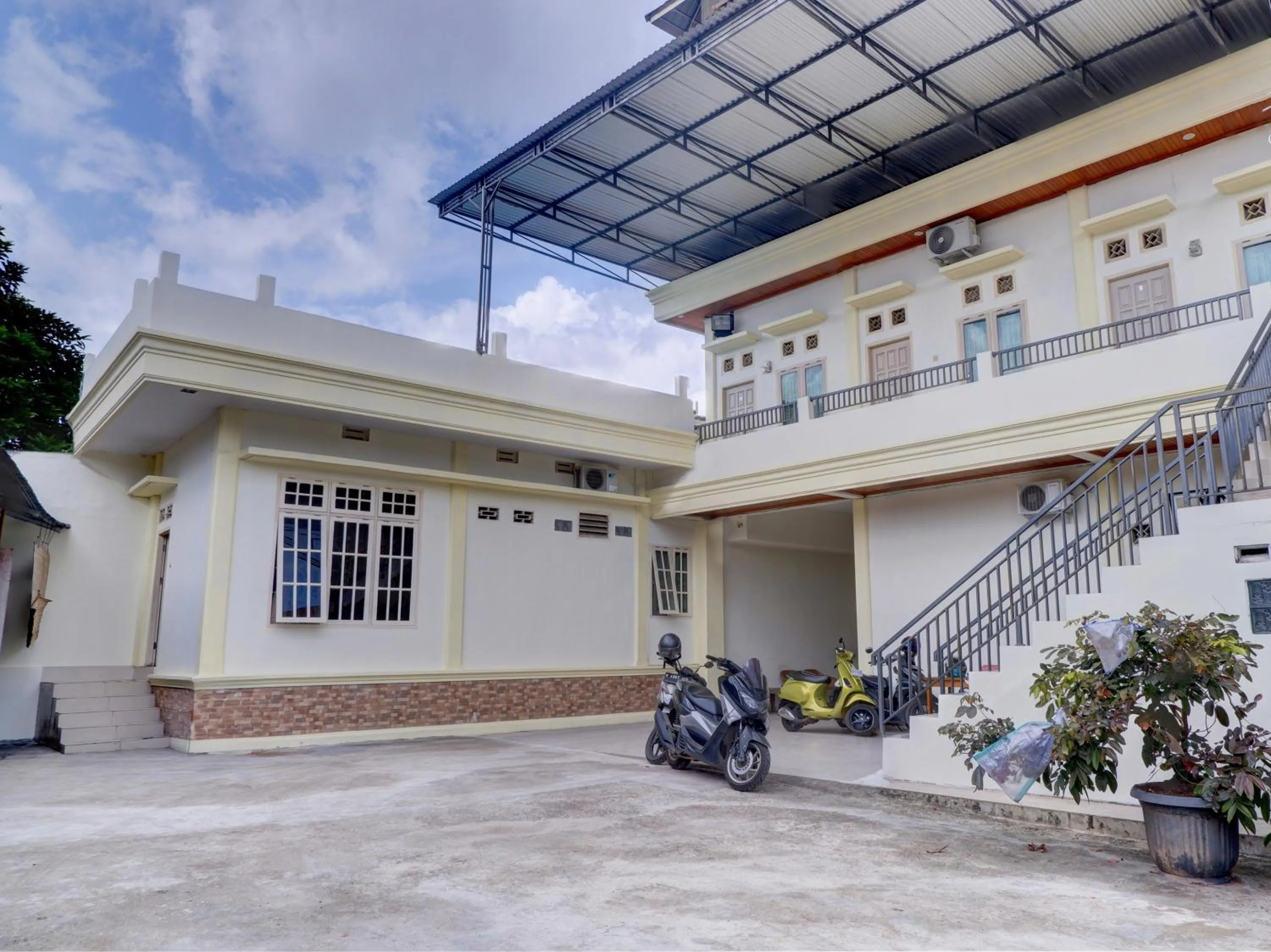 Facade/entrance in OYO Life 92637 Kost Arya Exclusive