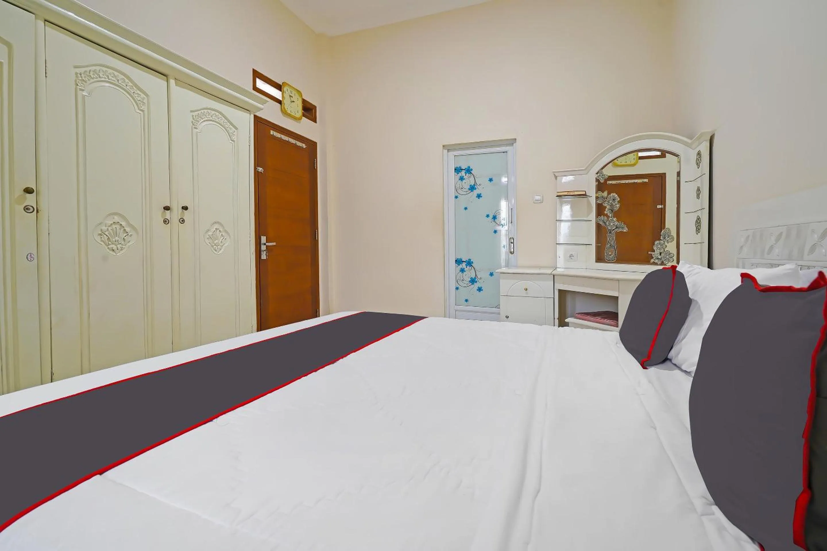 Bedroom, Bed in Collection O 92634 Villa Ds