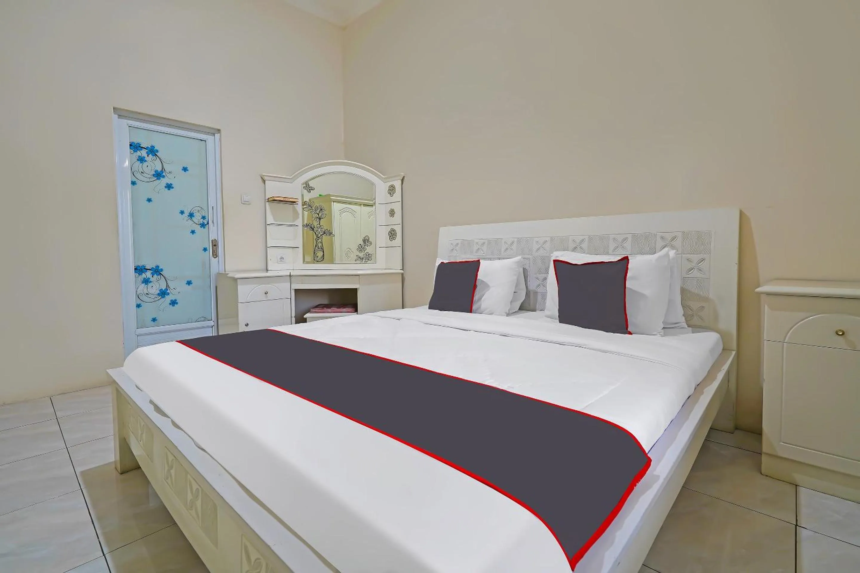 Bedroom, Bed in Collection O 92634 Villa Ds