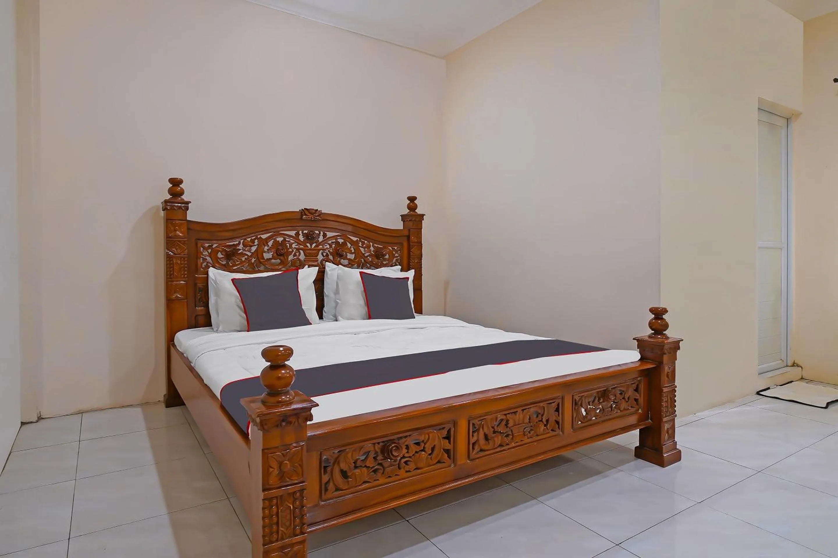 Bedroom, Bed in Collection O 92634 Villa Ds