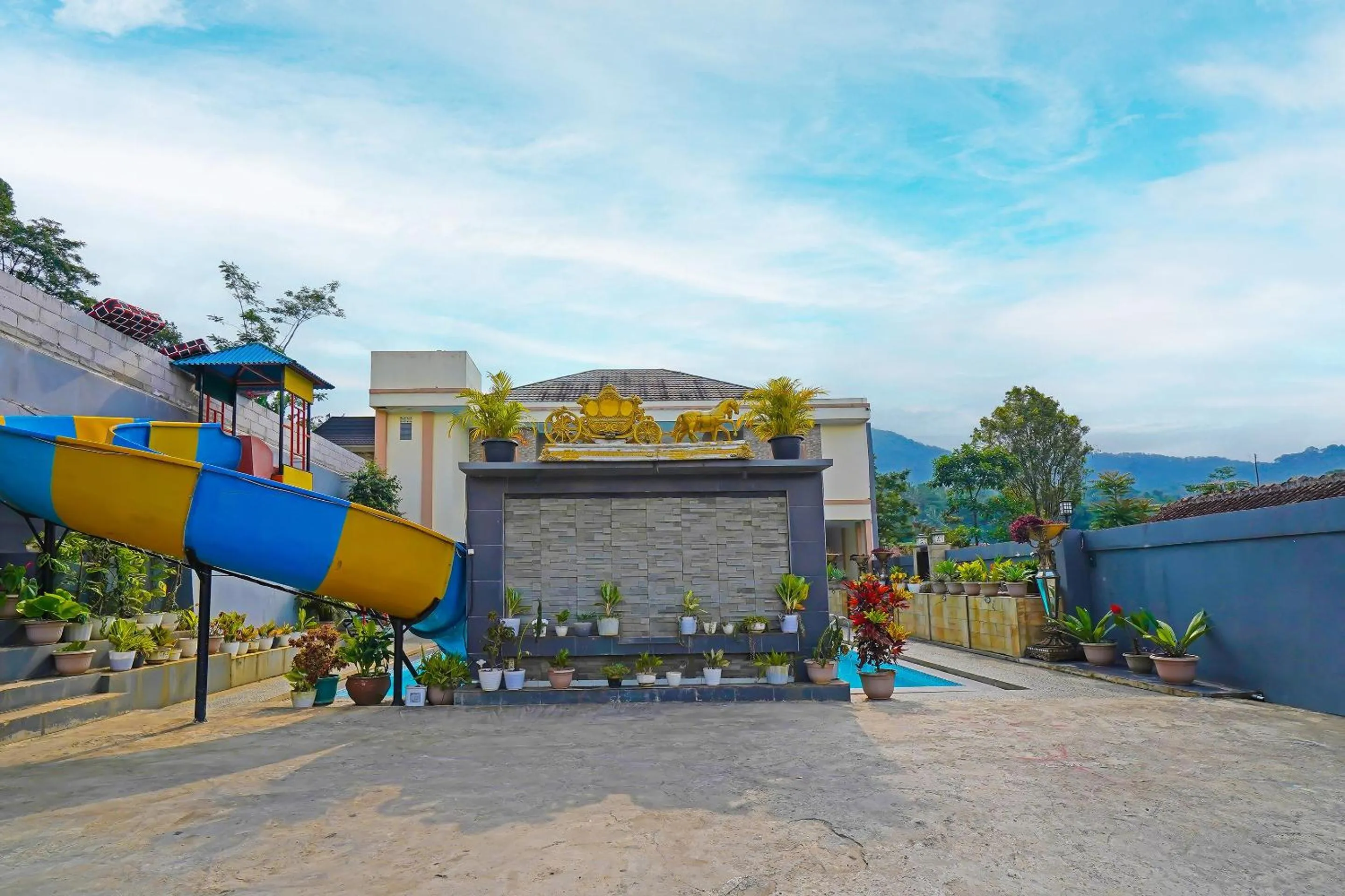 Facade/entrance in Collection O 92634 Villa Ds