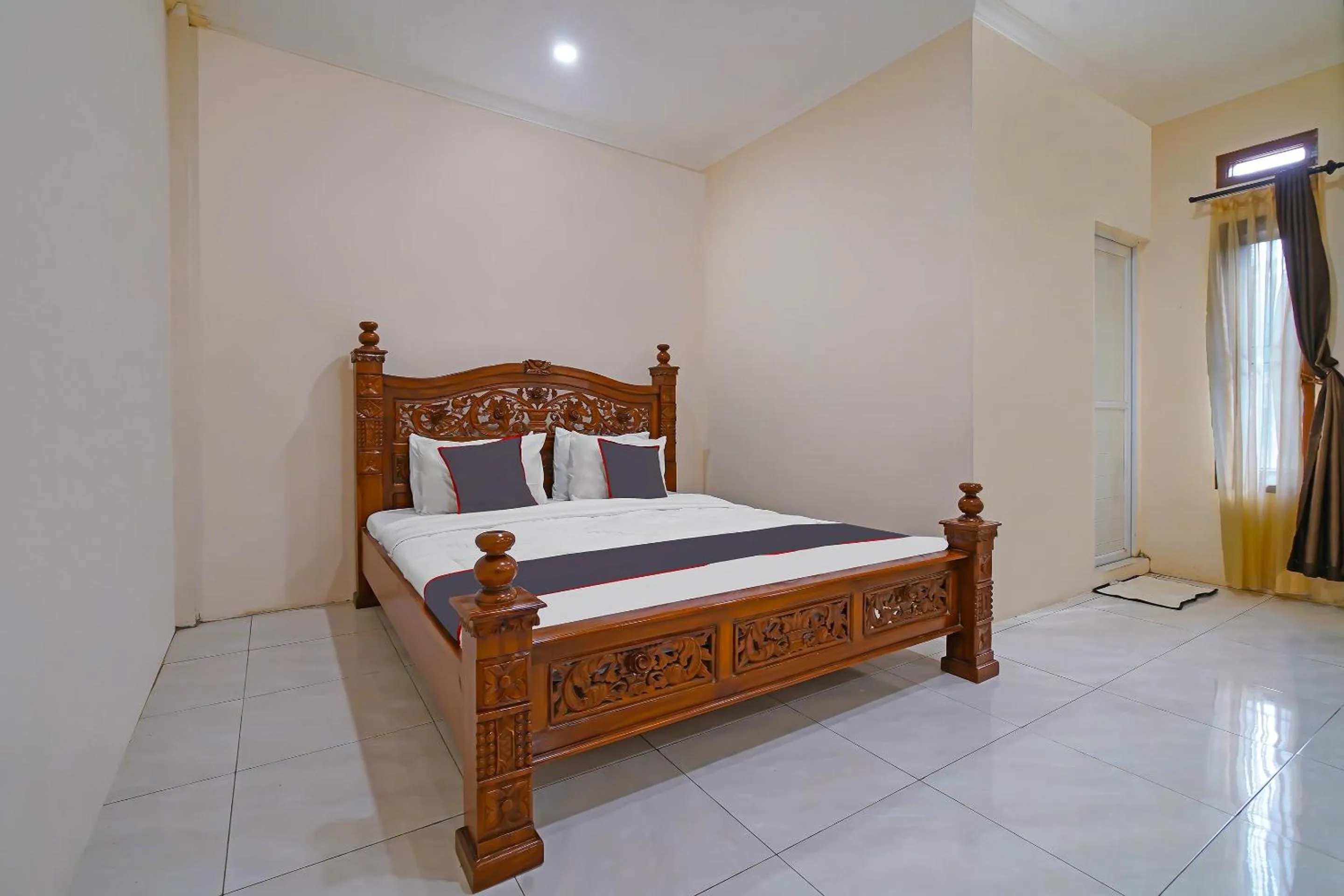 Bedroom, Bed in Collection O 92634 Villa Ds