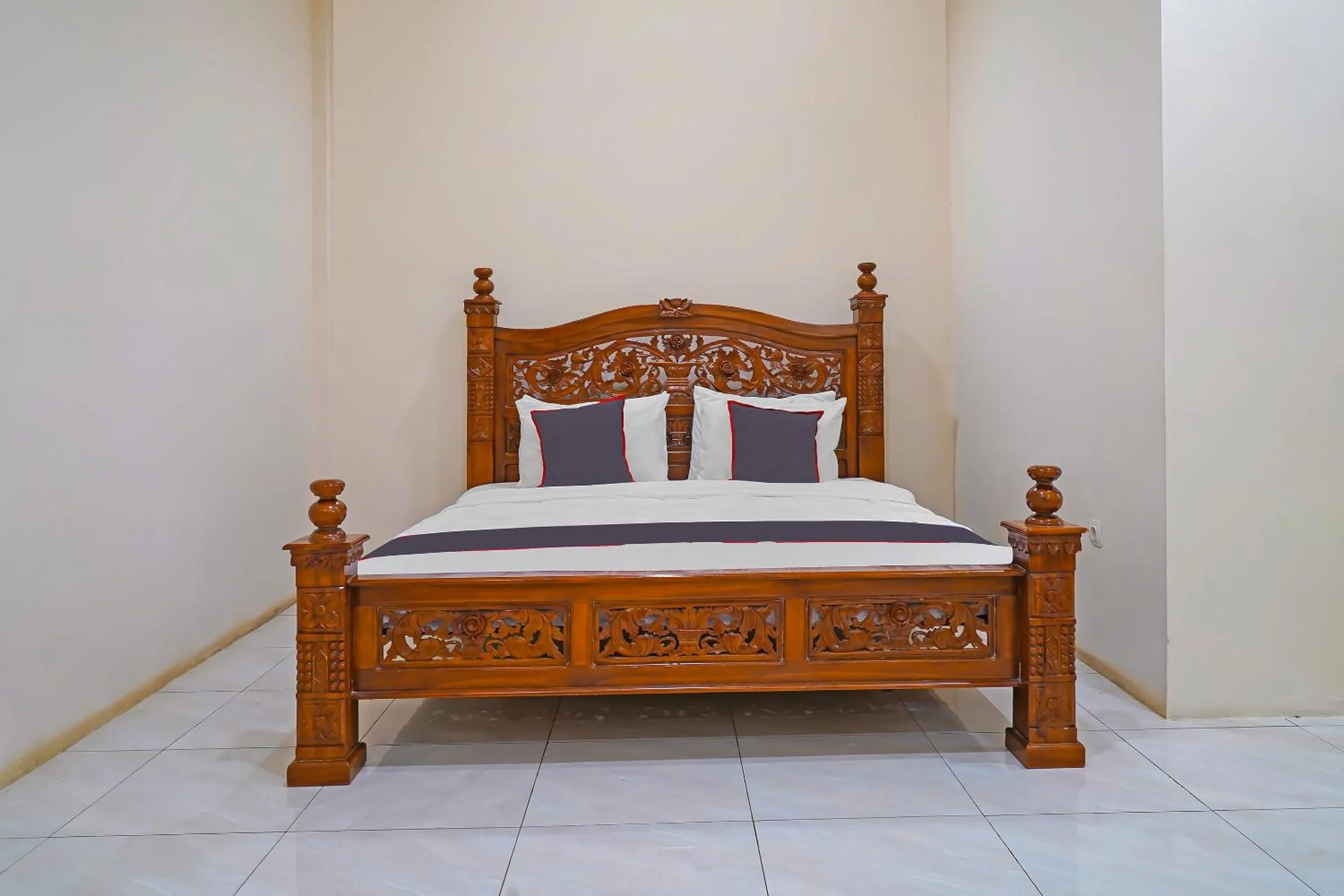 Bedroom, Bed in Collection O 92634 Villa Ds