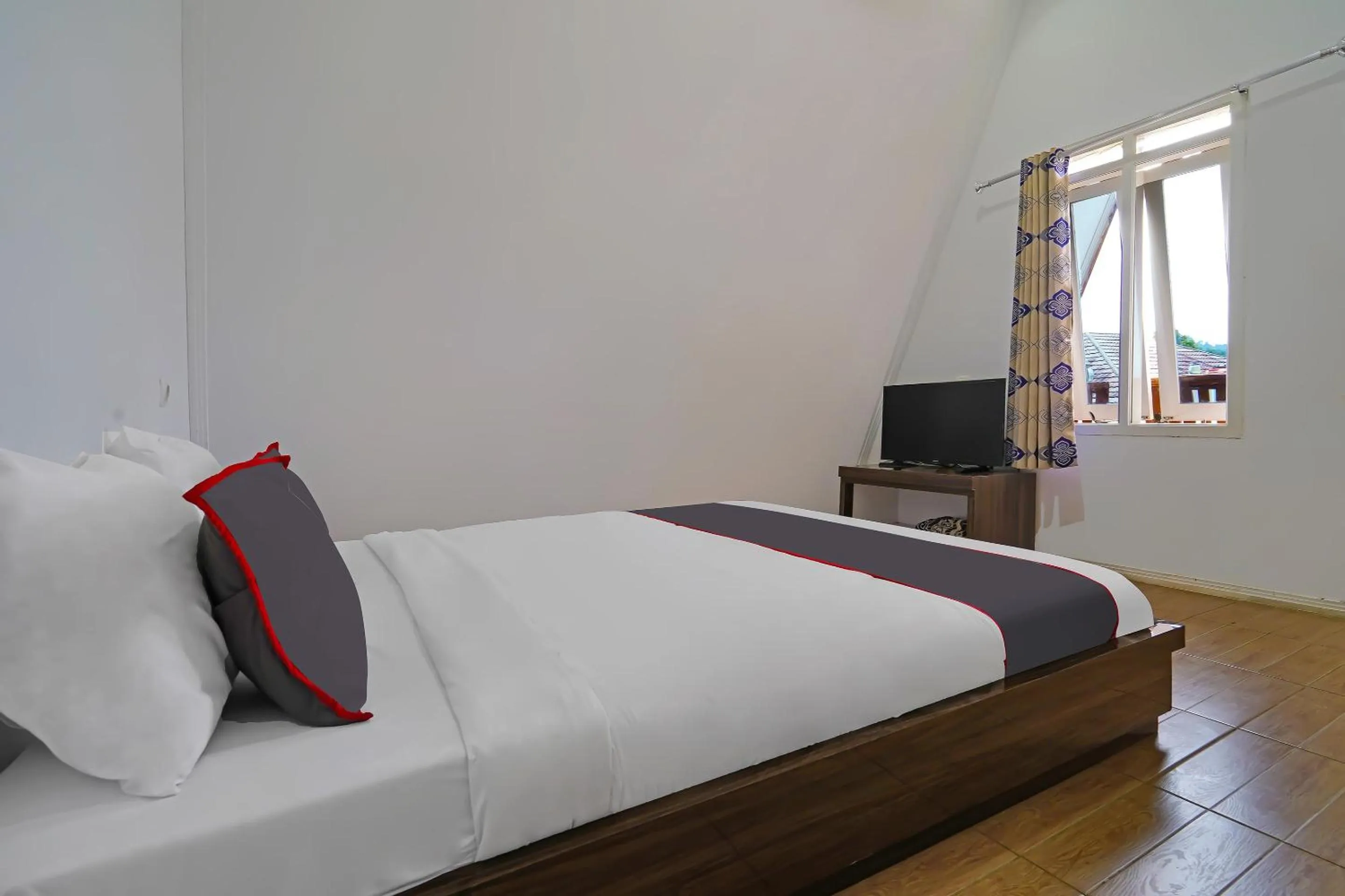 Bedroom, Bed in Collection O 92634 Villa Ds