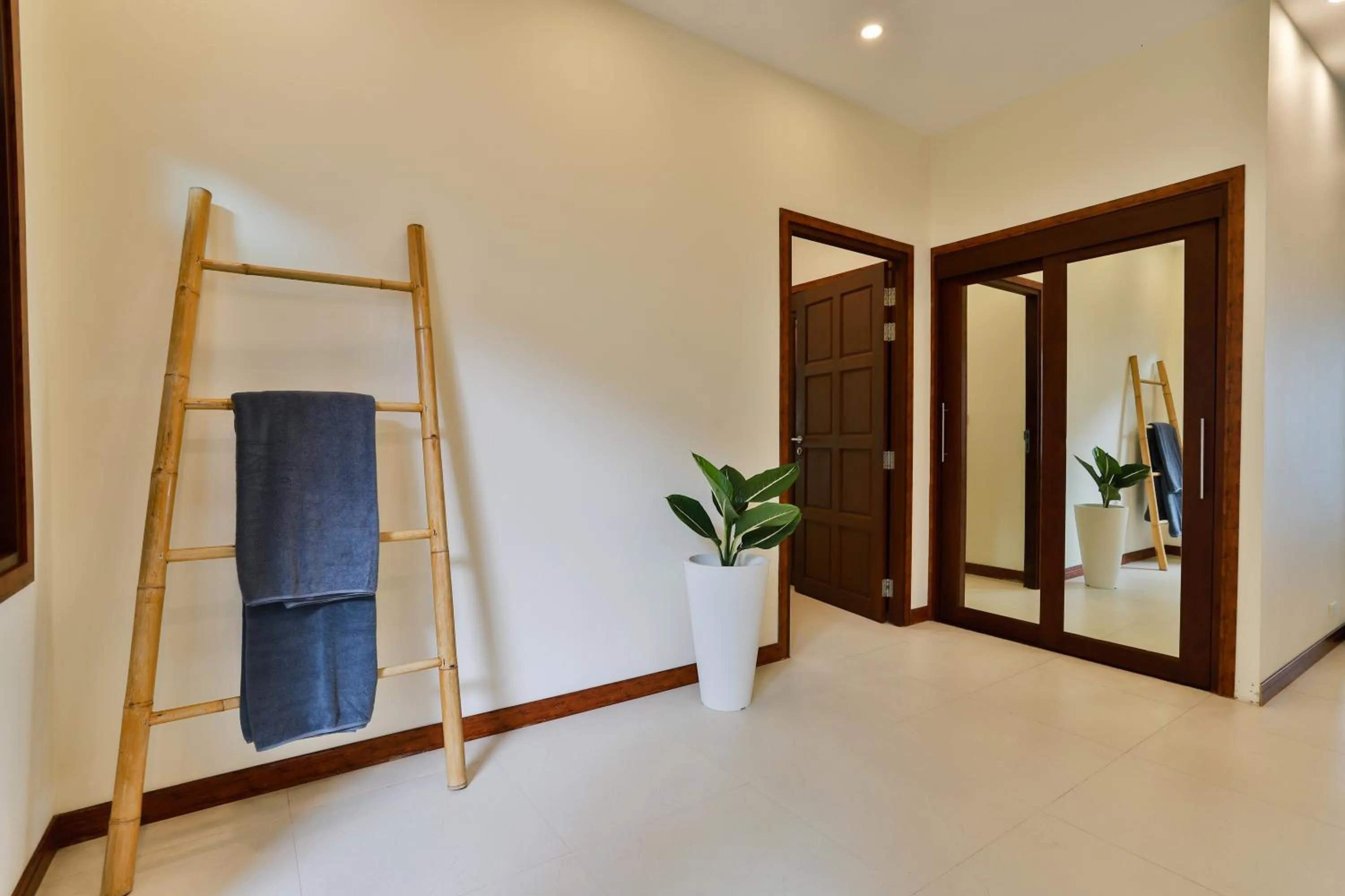 wardrobe in Cliff Haven Villa Krabi