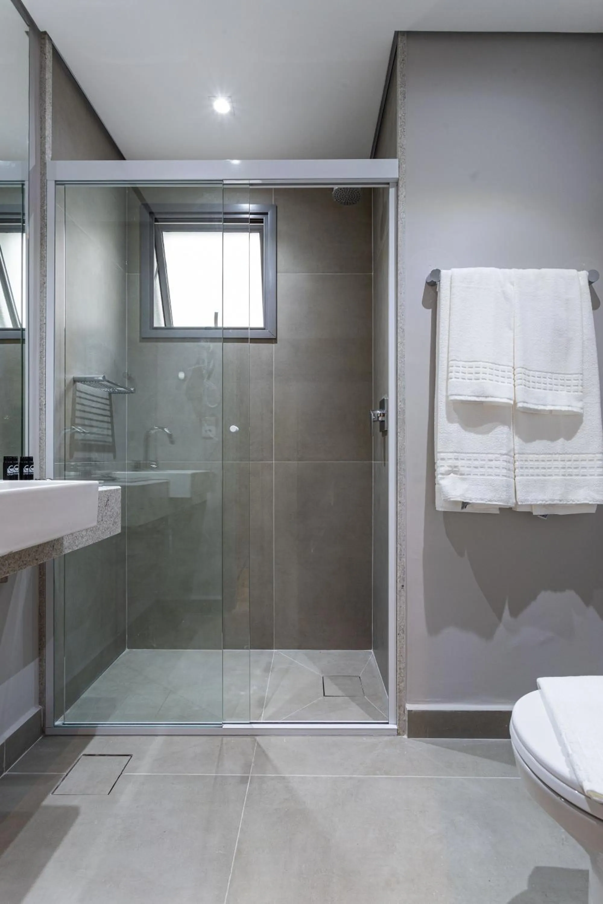 Shower in Charlie Haddock Jardim Paulista