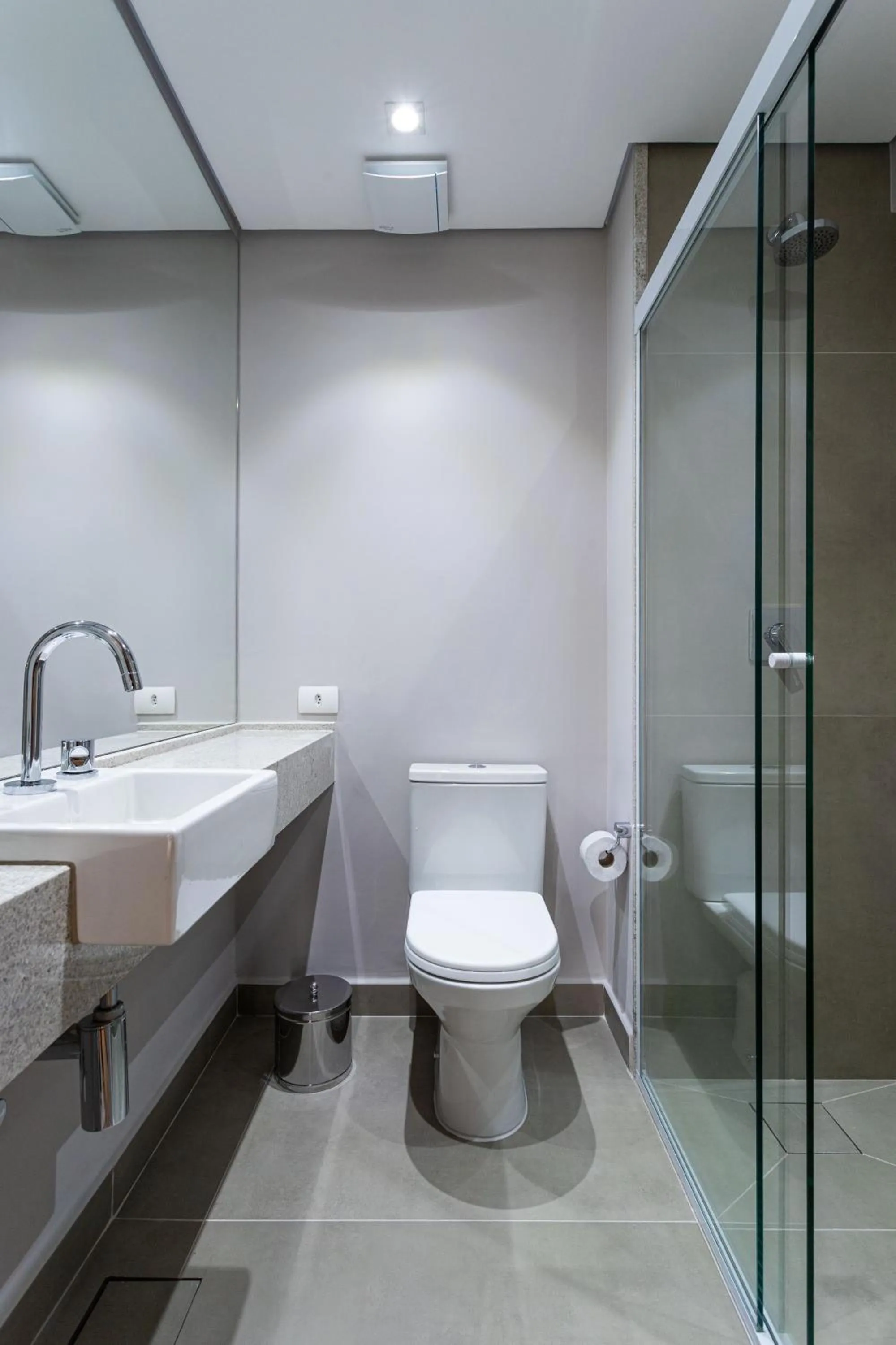 Shower in Charlie Haddock Jardim Paulista