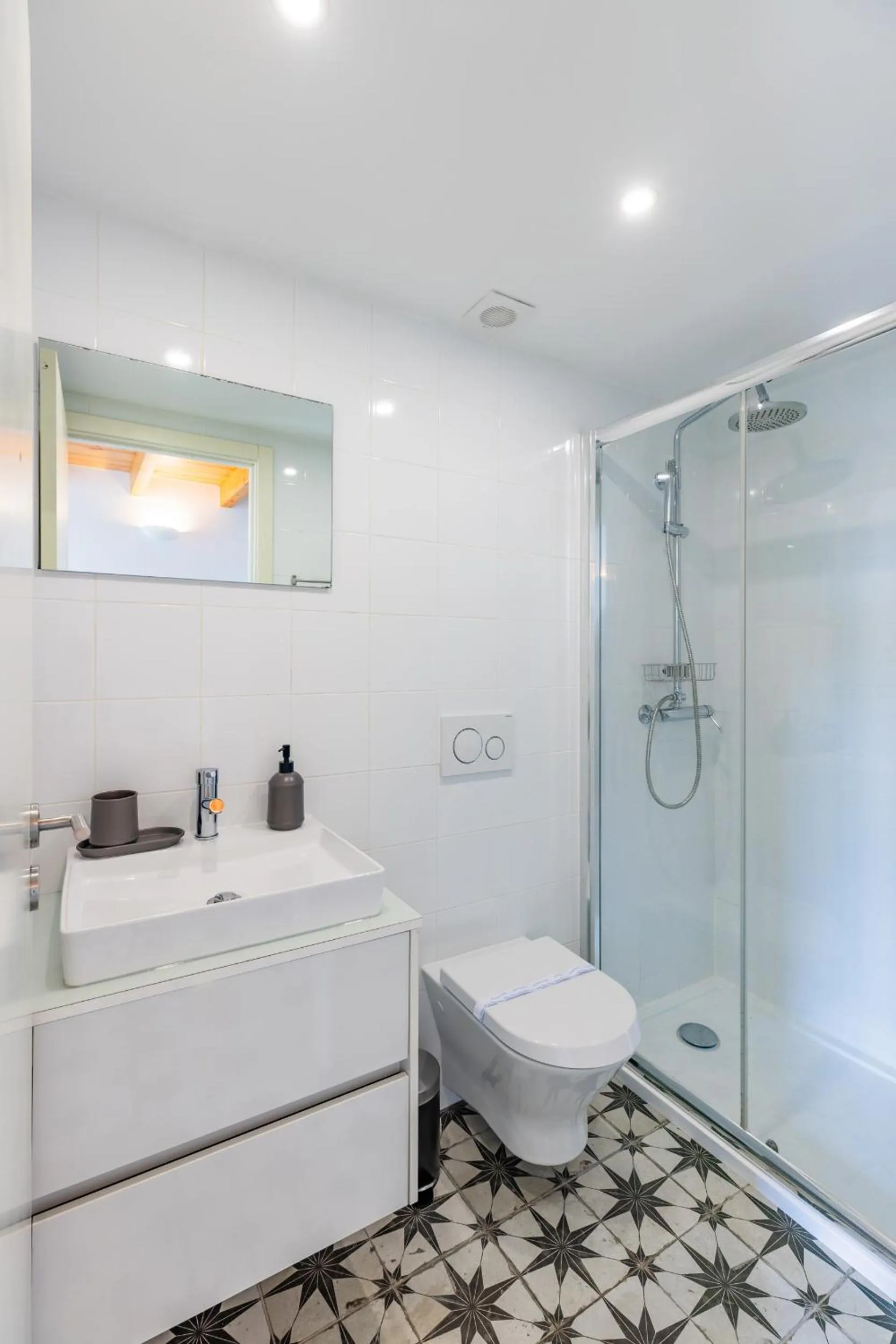 Shower in A Window to Porto - Pestana charming flat