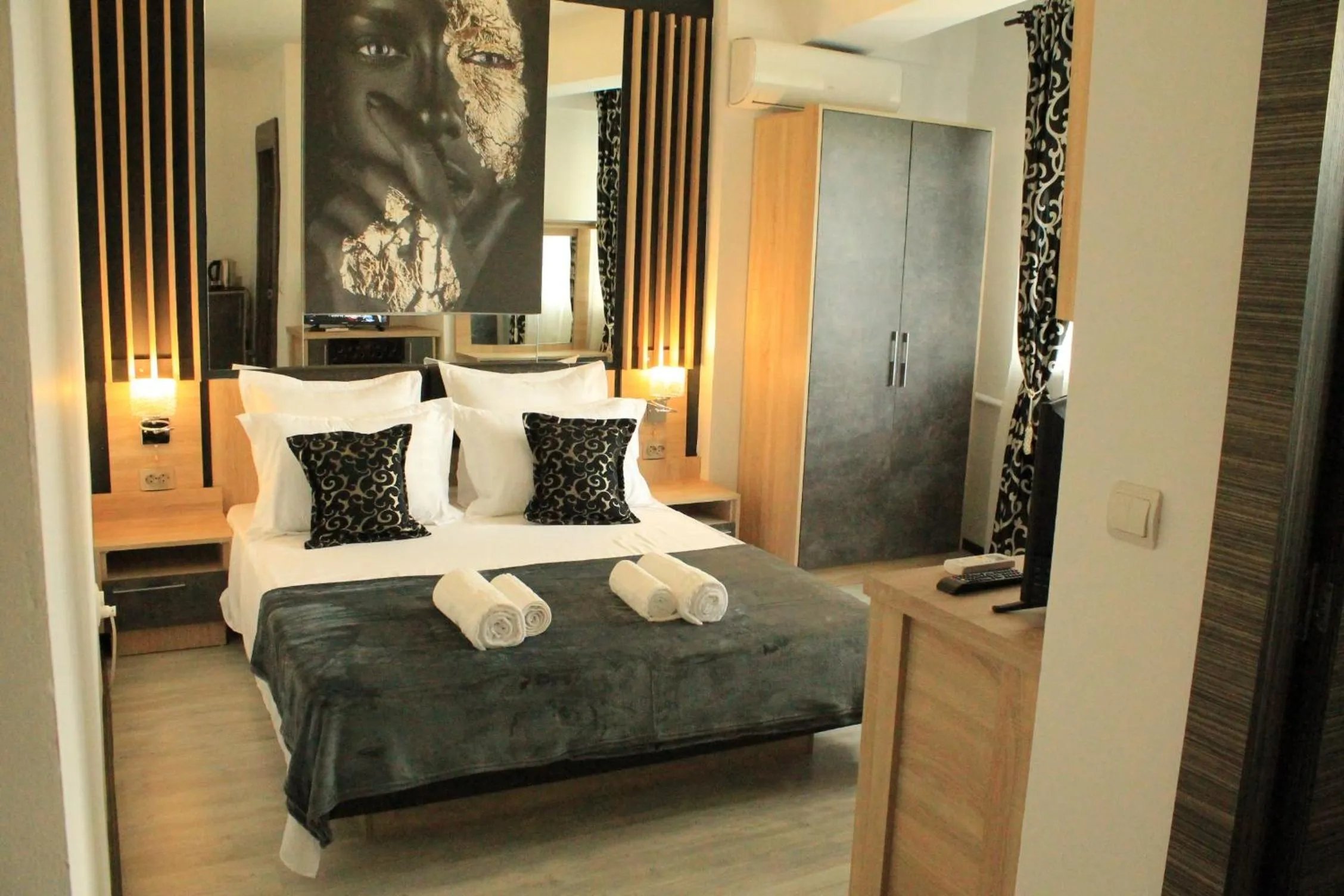 Photo of the whole room, Bed in TheLine