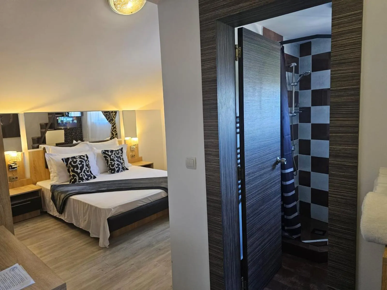 Shower, Bed in TheLine