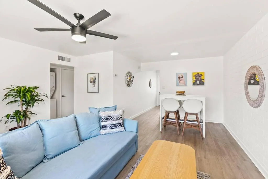 Living room in Lovely 1-bedroom condo in Biltmore - Parking