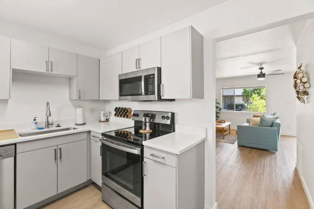 Kitchen or kitchenette in Lovely 1-bedroom condo in Biltmore - Parking