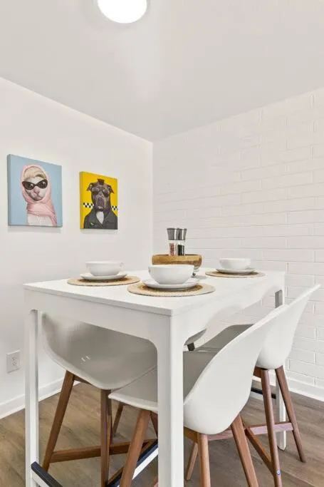 Dining area in Lovely 1-bedroom condo in Biltmore - Parking