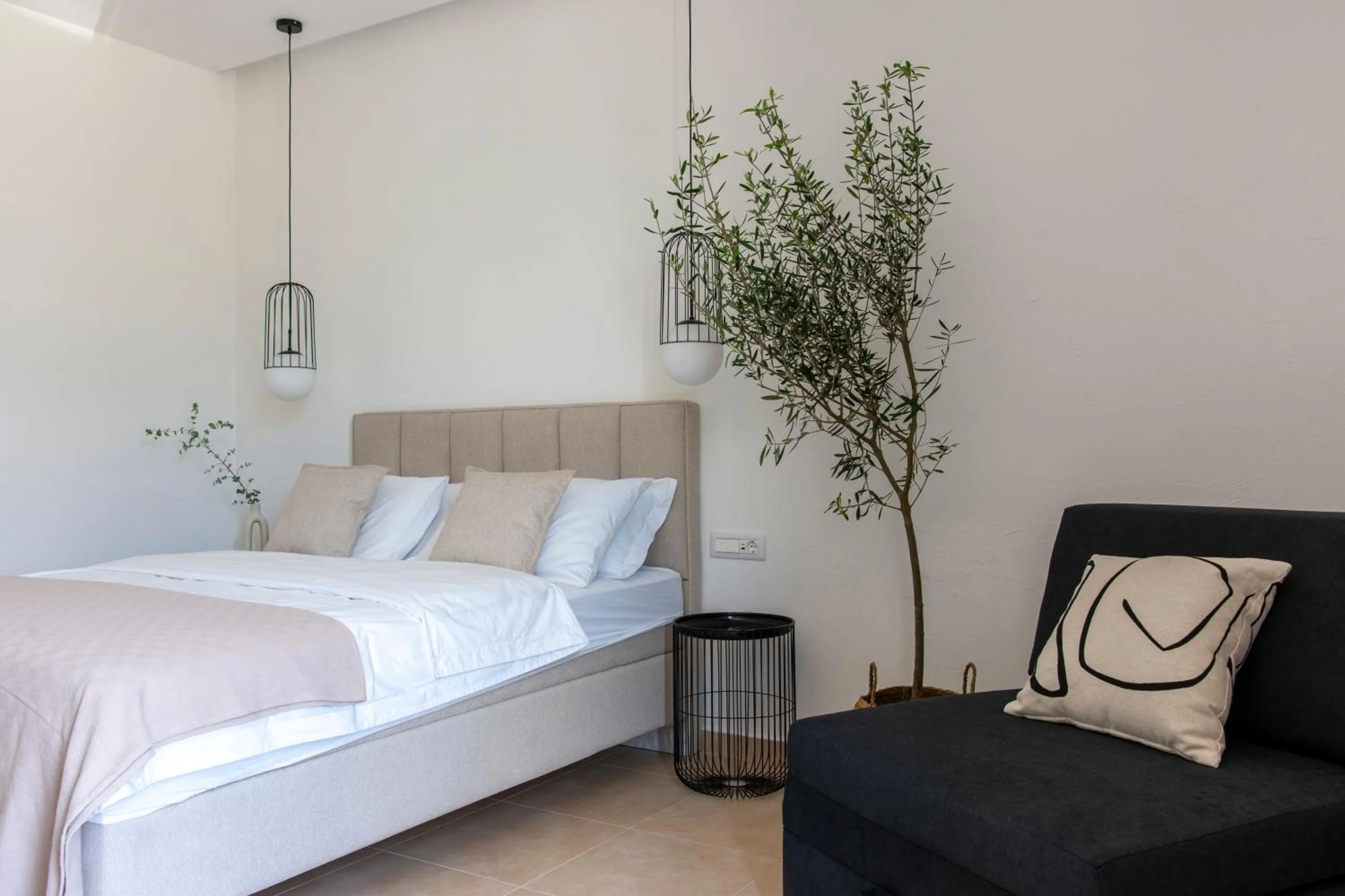 Photo of the whole room, Bed in Soho Suites