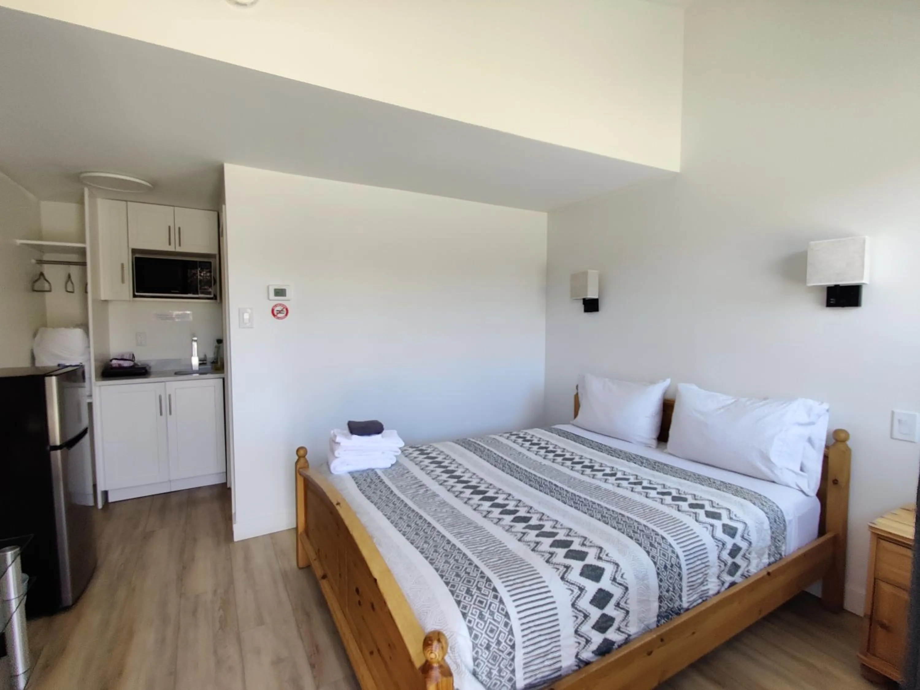 Bedroom, Bed in Destination Inn Cache Creek