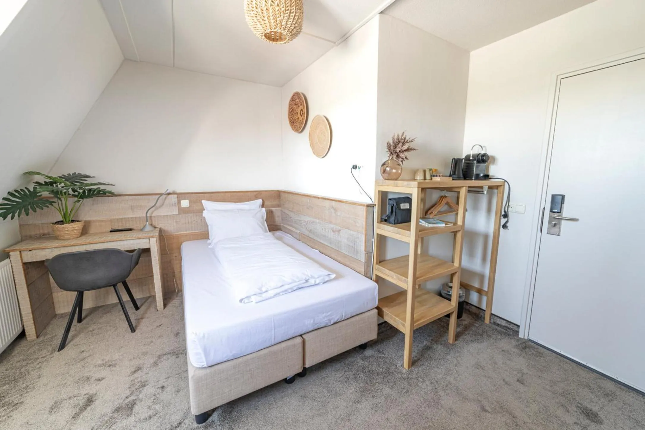 Photo of the whole room, Bed in Strandhotel Camperduin