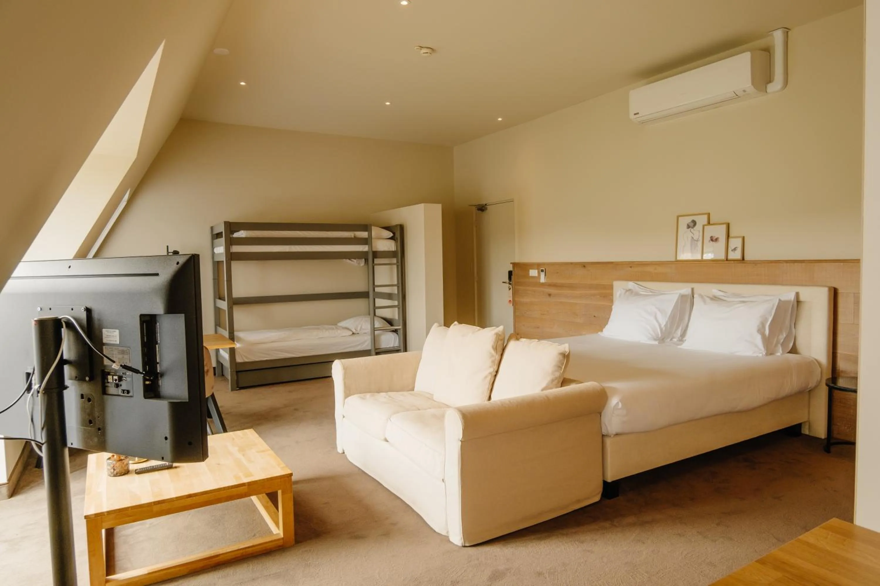 Bed in Strandhotel Camperduin