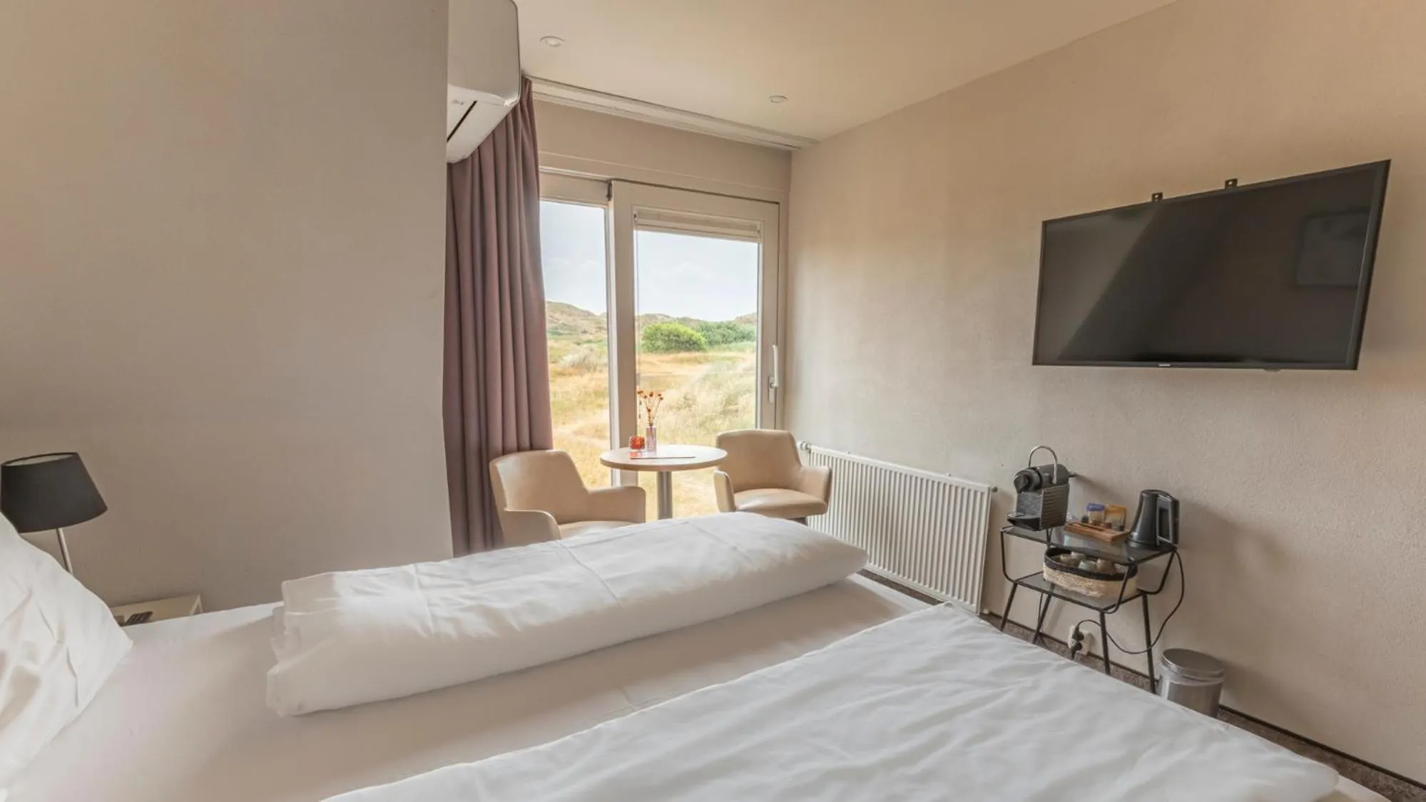 Bed in Strandhotel Camperduin