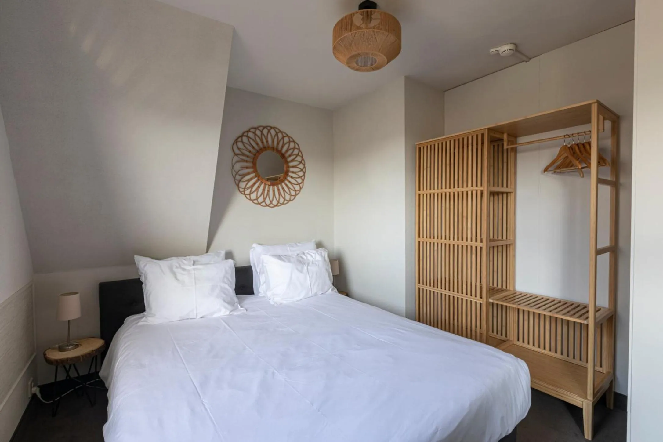 Bed in Strandhotel Camperduin