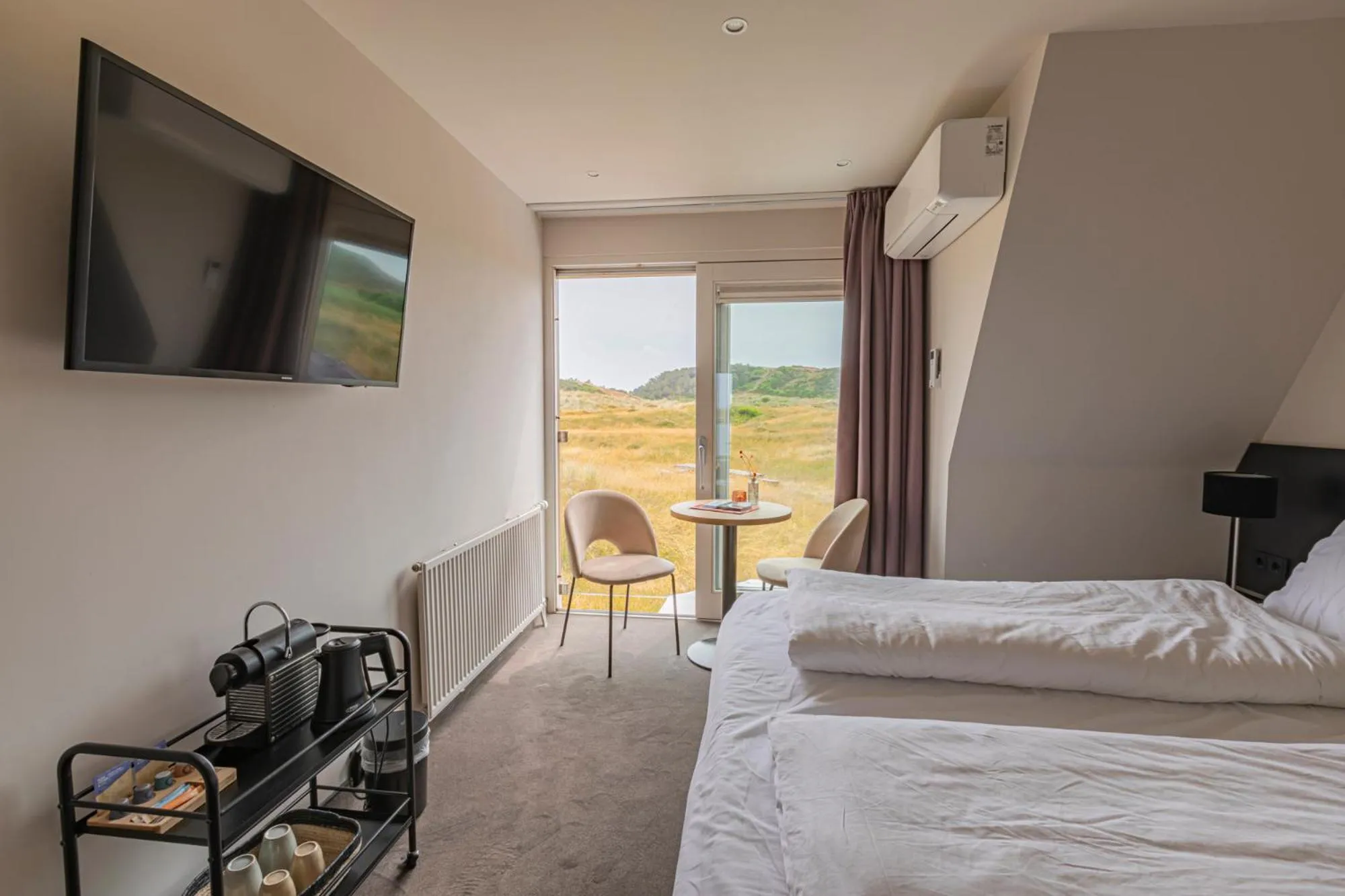 Bed in Strandhotel Camperduin