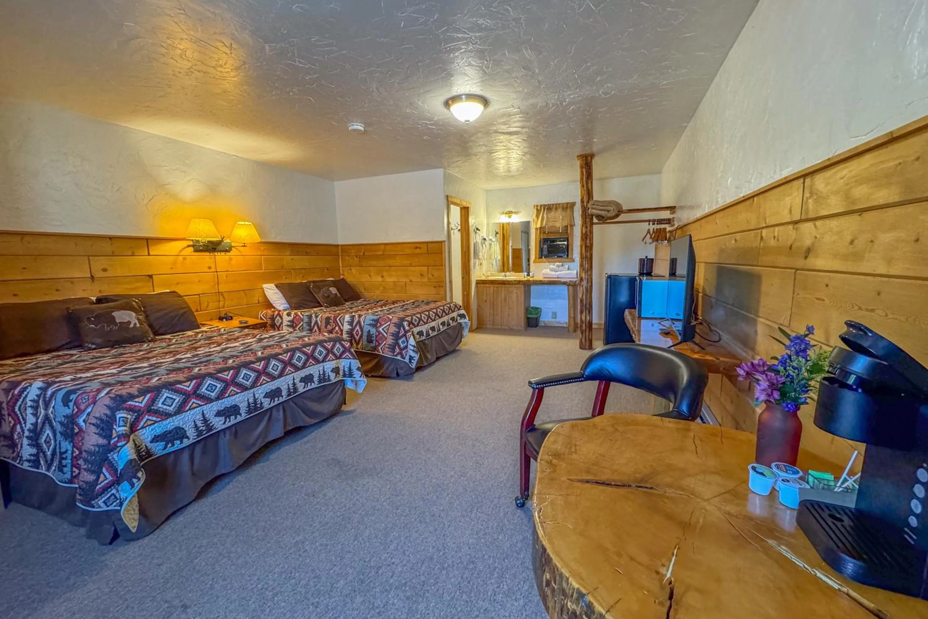 Photo of the whole room, Bed in Chinook Winds Lodge