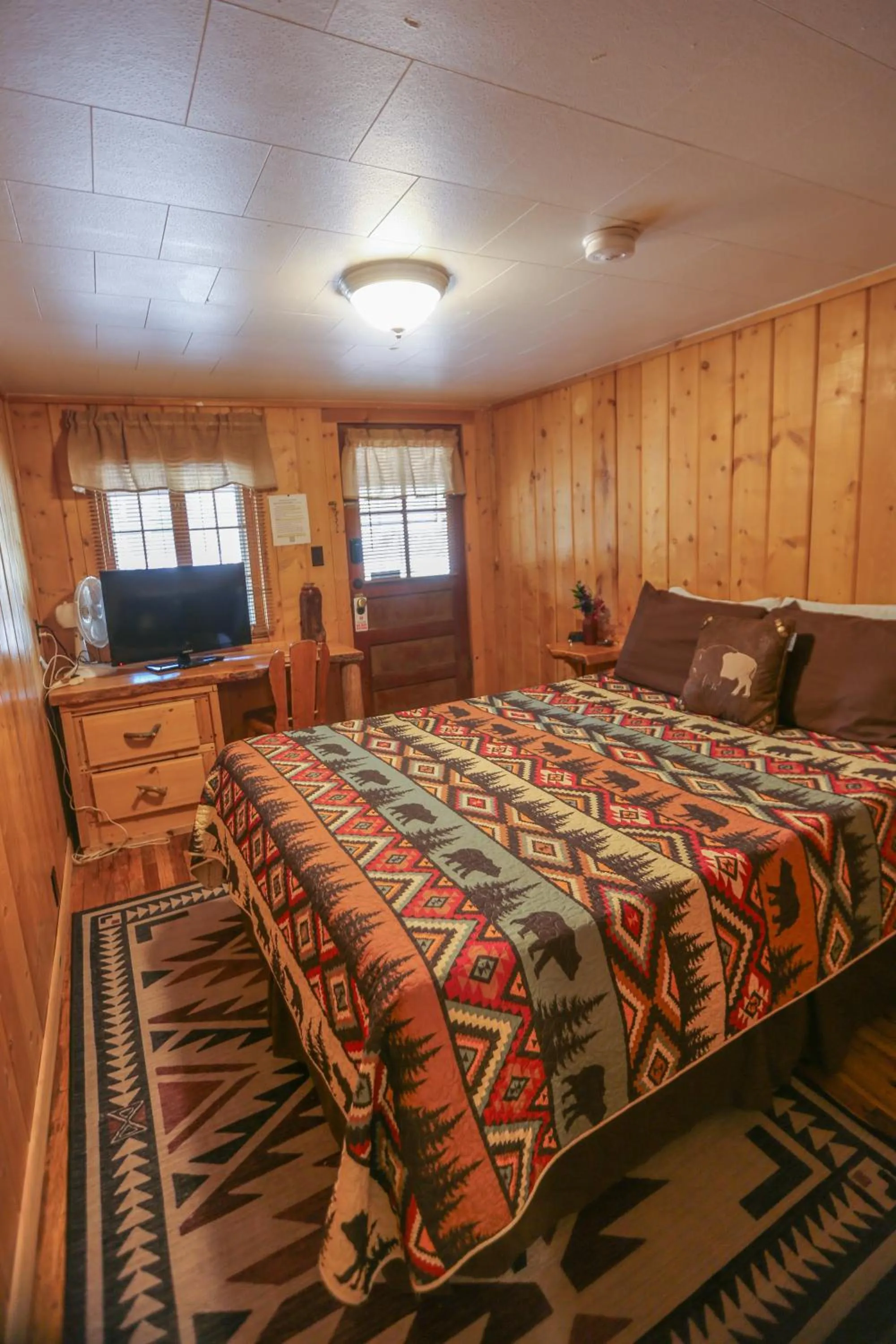 Photo of the whole room, Bed in Chinook Winds Lodge
