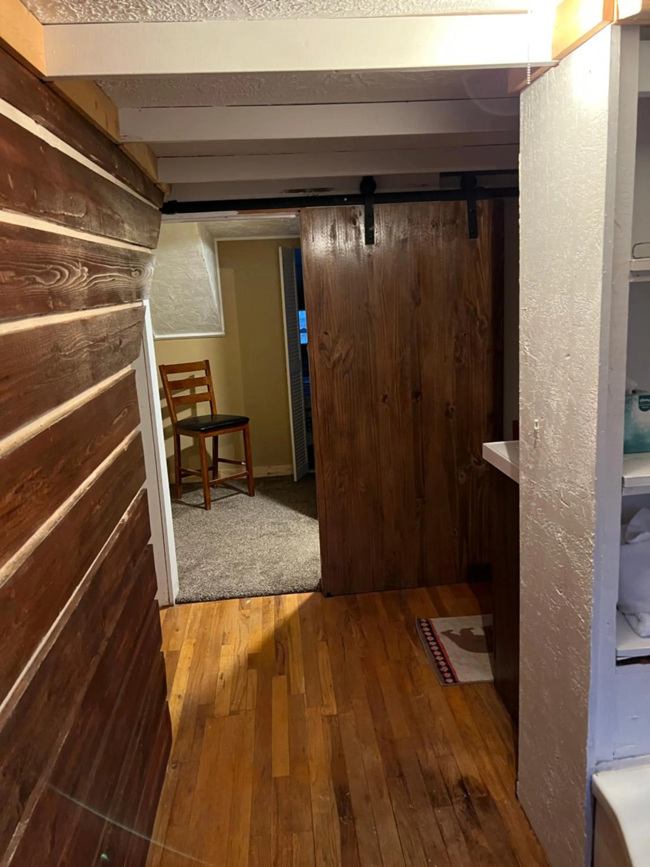 Photo of the whole room, Bed in Chinook Winds Lodge