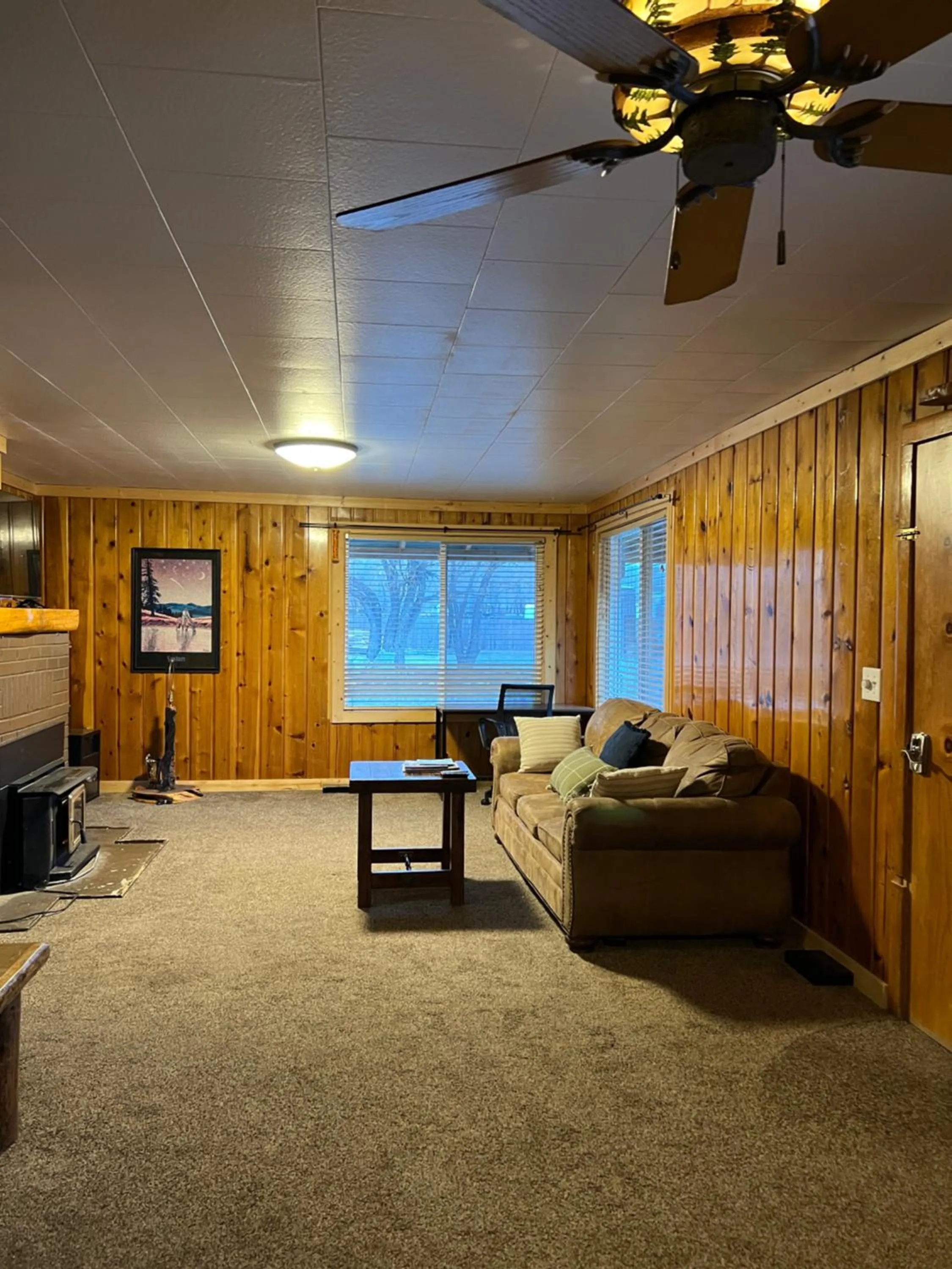 Living room in Chinook Winds Lodge