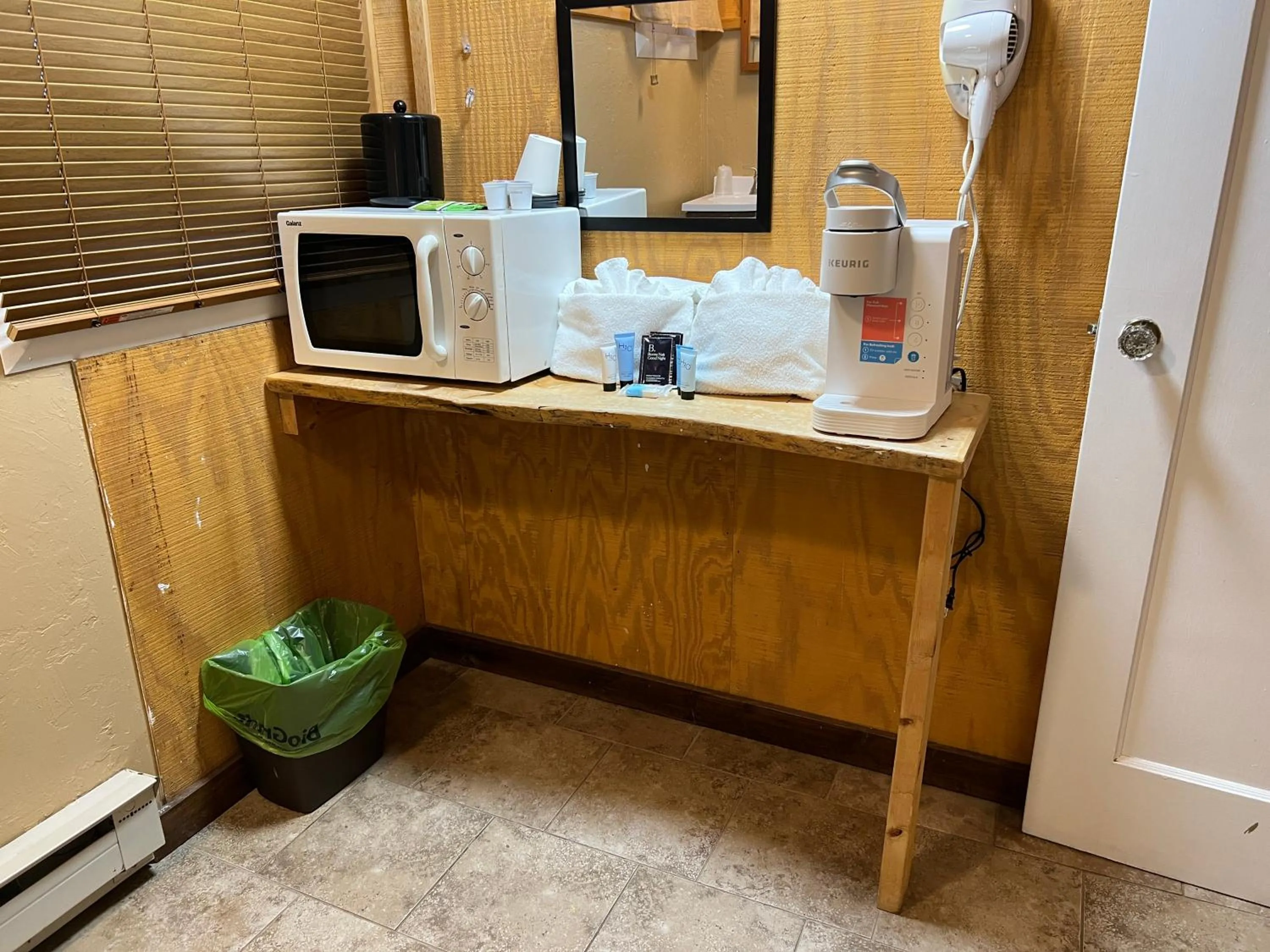 Bathroom in Chinook Winds Lodge