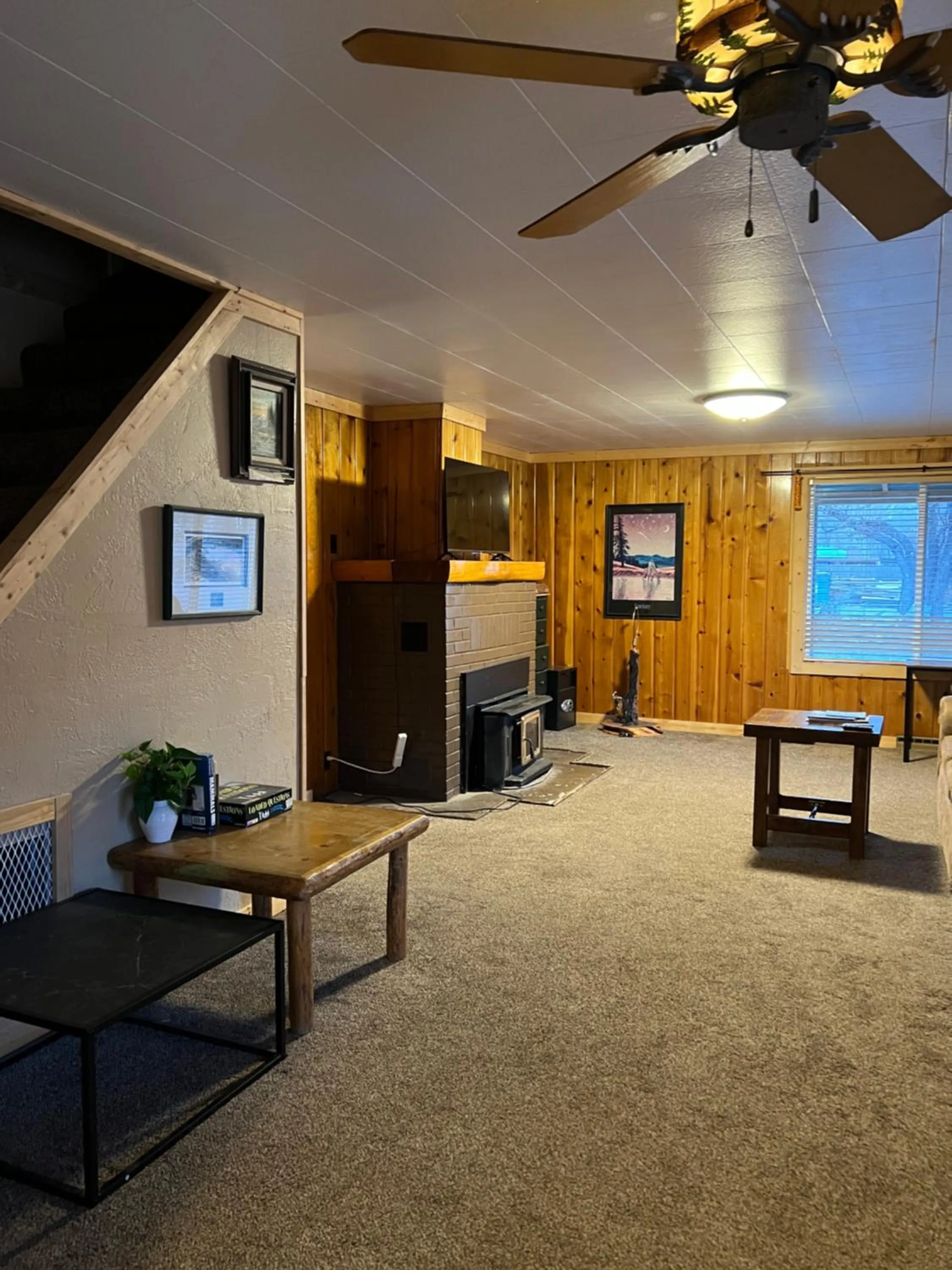 Living room in Chinook Winds Lodge
