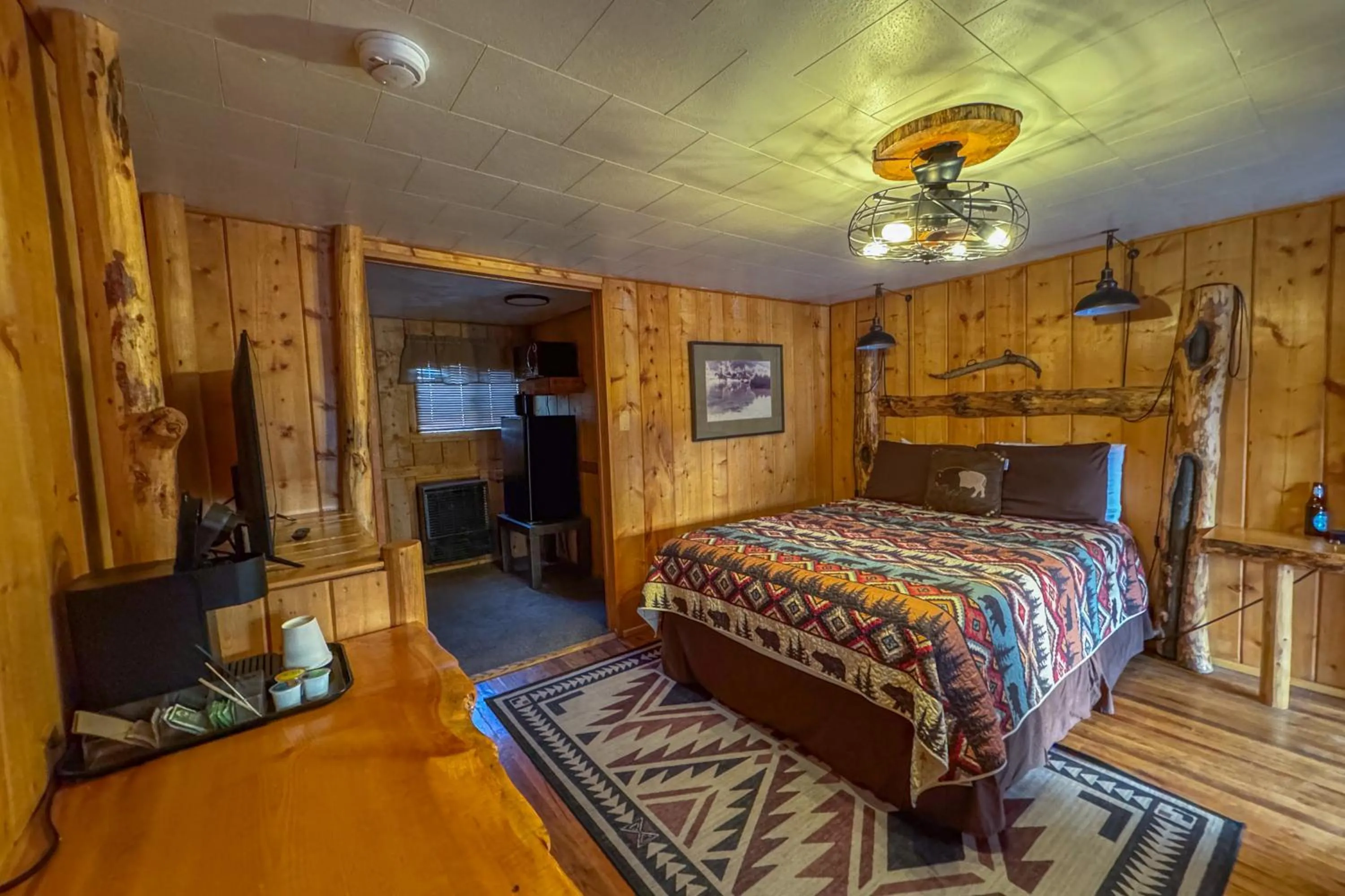 Photo of the whole room, Bed in Chinook Winds Lodge