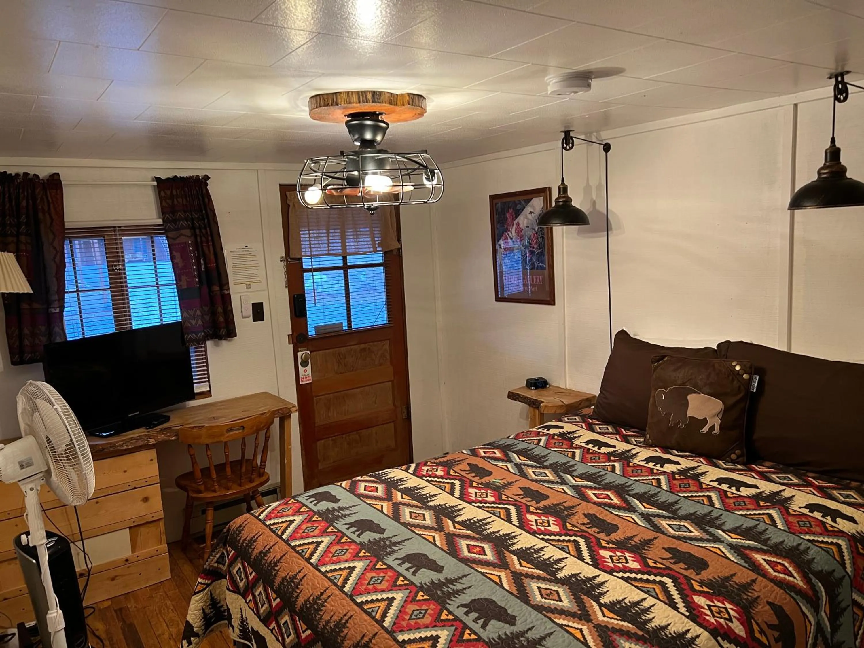 Photo of the whole room, Bed in Chinook Winds Lodge