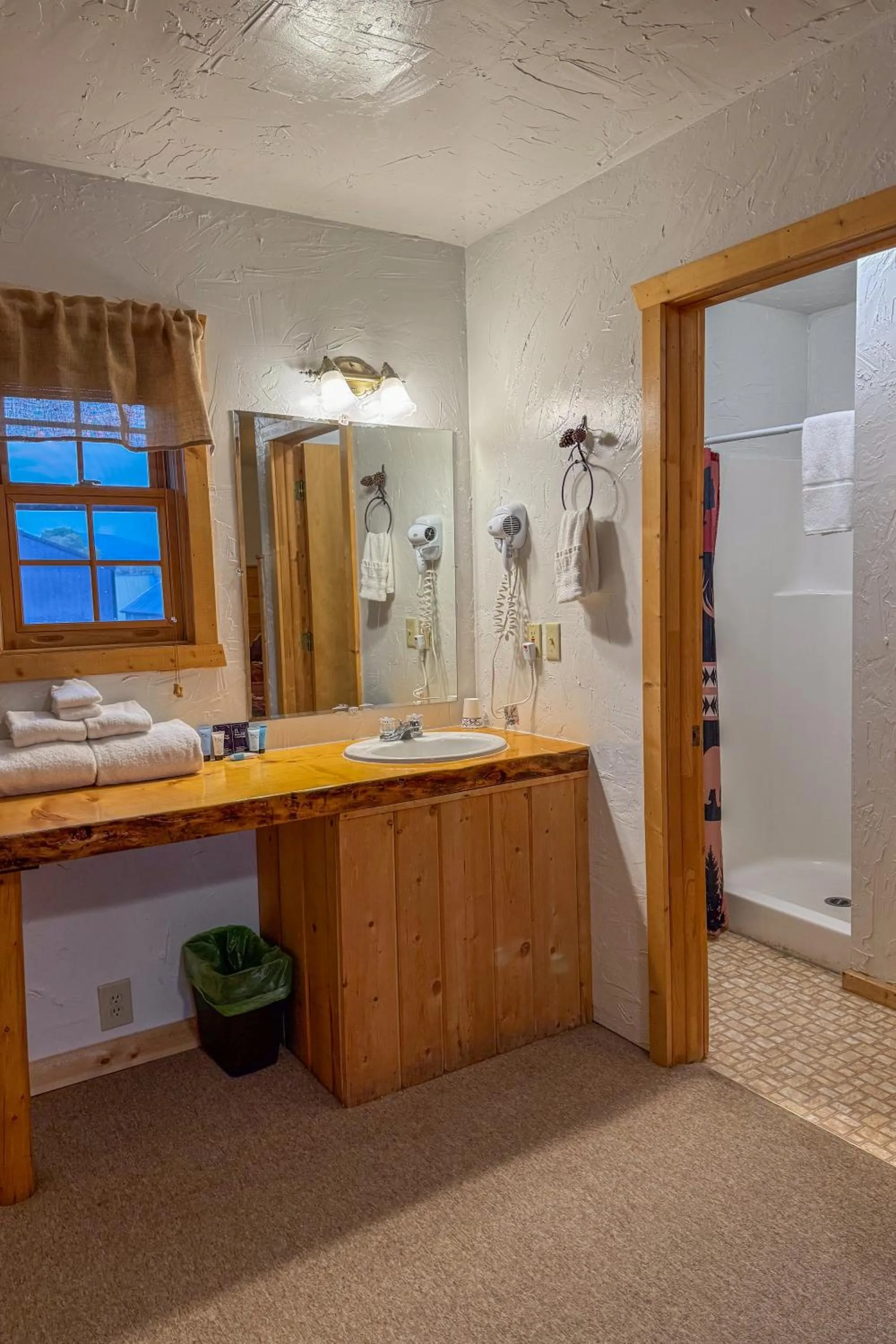 Shower in Chinook Winds Lodge