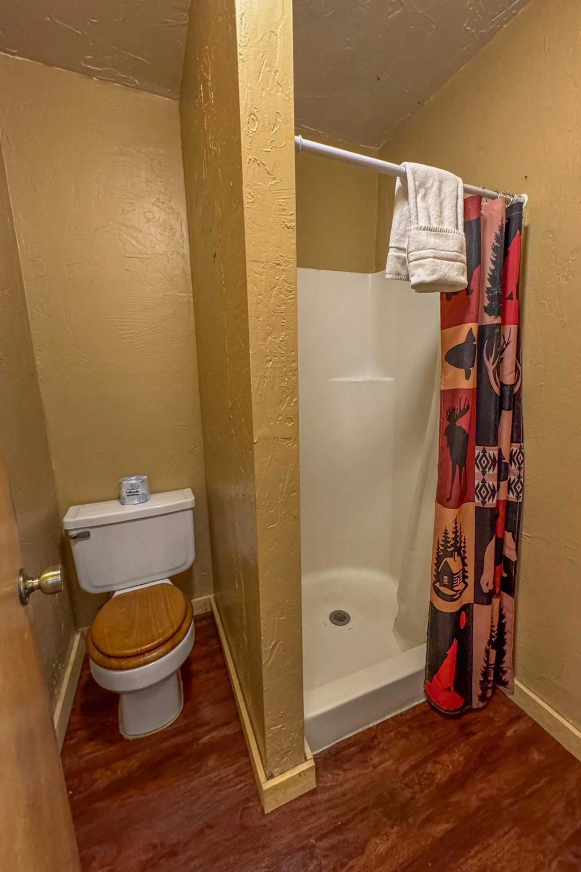 Shower in Chinook Winds Lodge